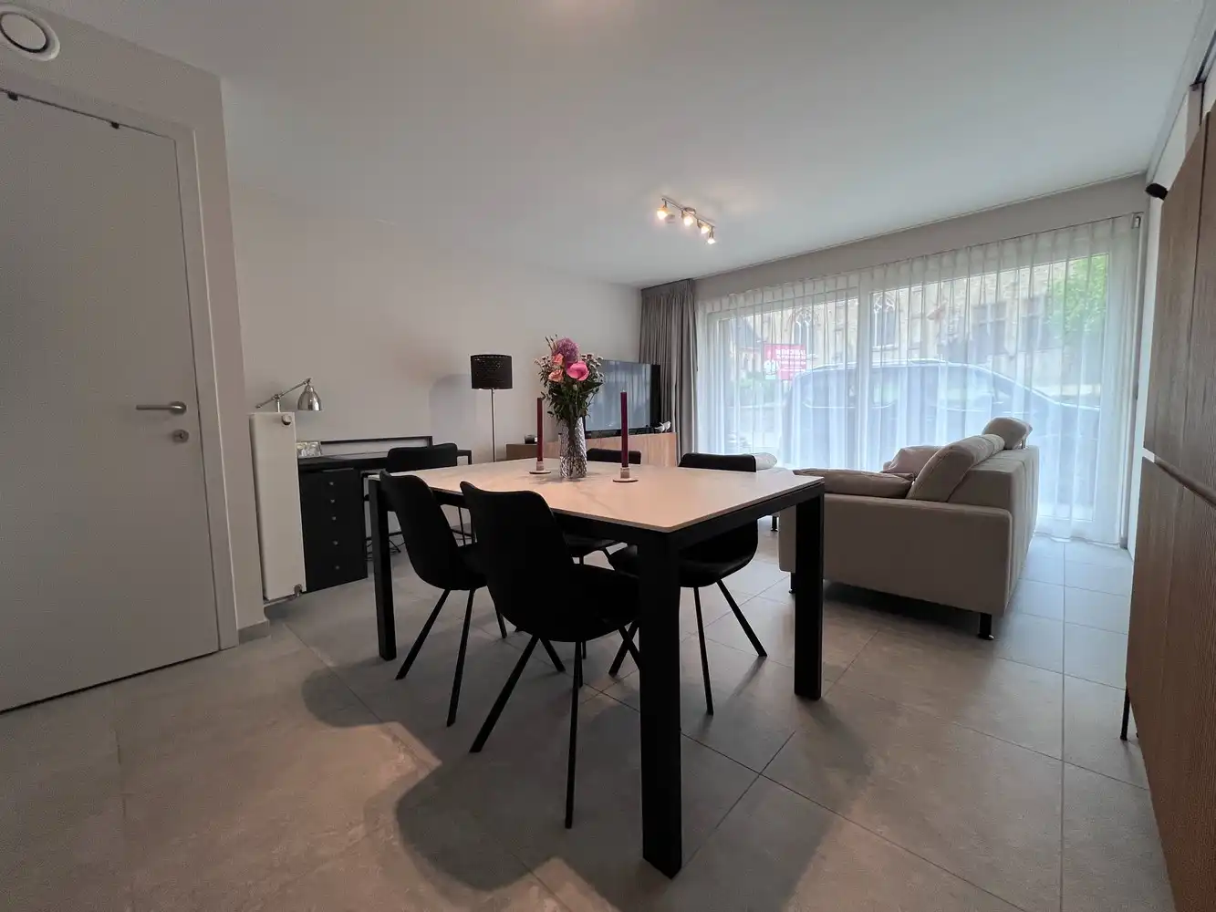 Modern gelijkvloers appartement op het dorpsplein in Koolskamp. foto 3
