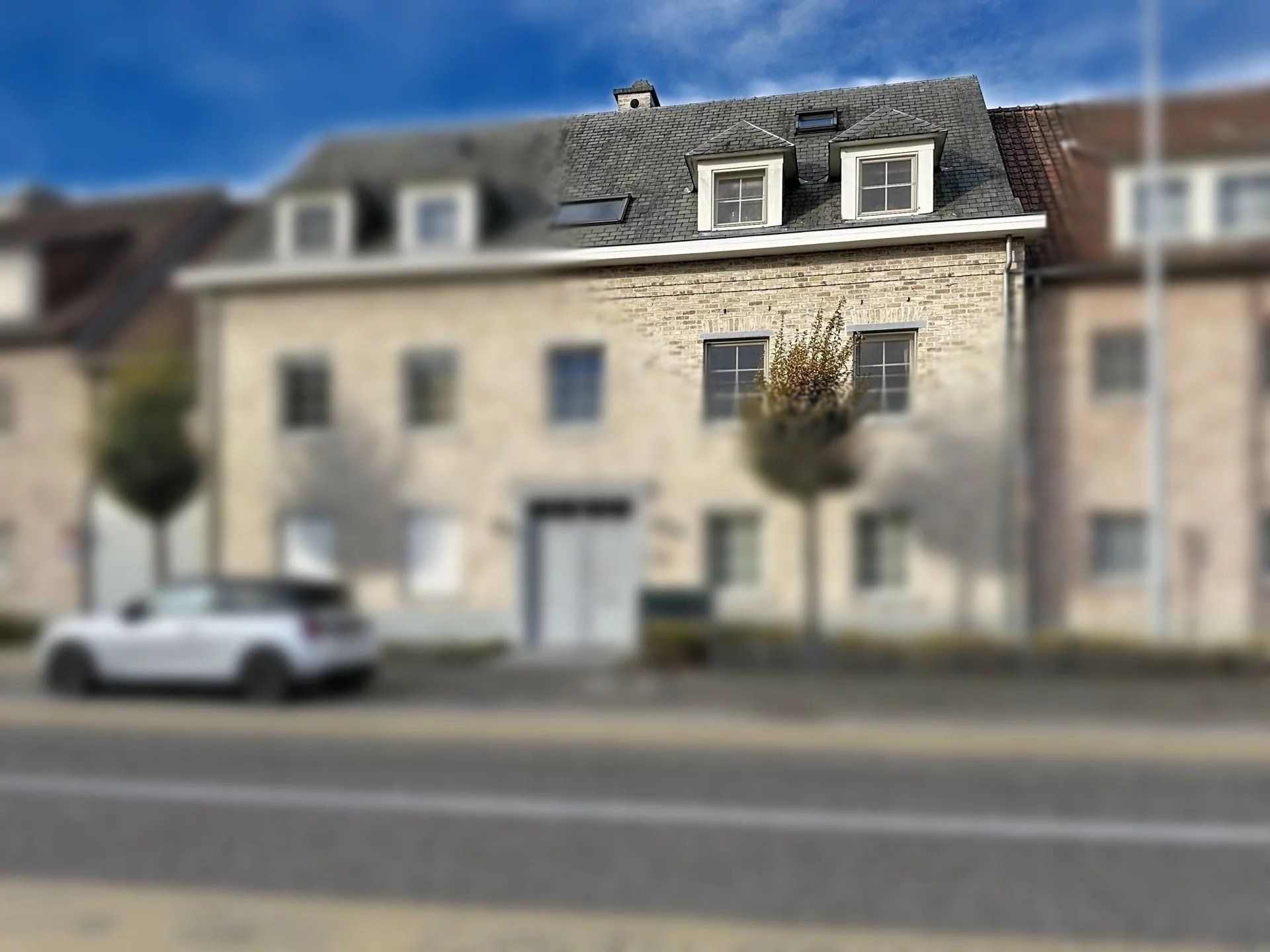 Super gezellig duplex appartement met 1 grote en 1 kleine slaapkamer, groot terras en garage foto {{pictureIndex}}