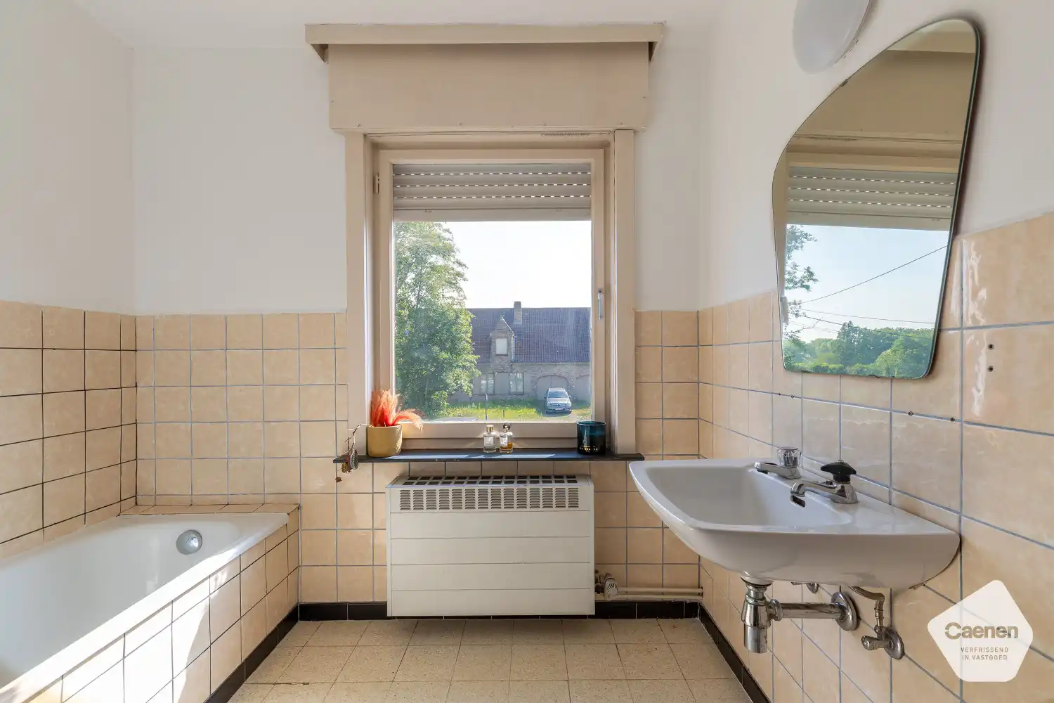 Leuke & lichtrijke charmante half-open woning met 4 slaapkamers, garage en leuke tuin! foto 9