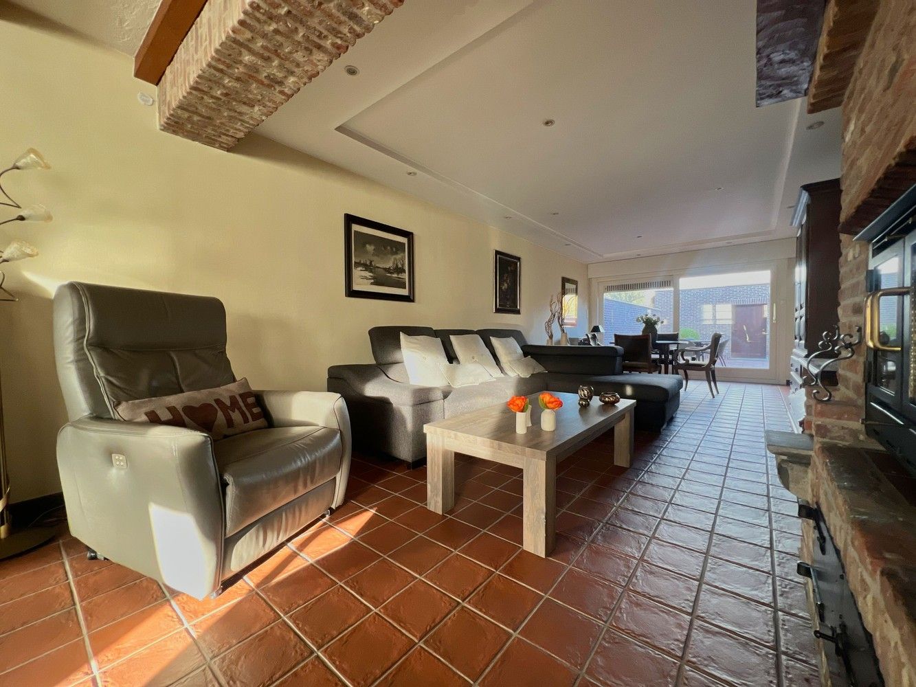 Topper! Stijlvolle woning met zonnige tuin + 2x garage foto 5