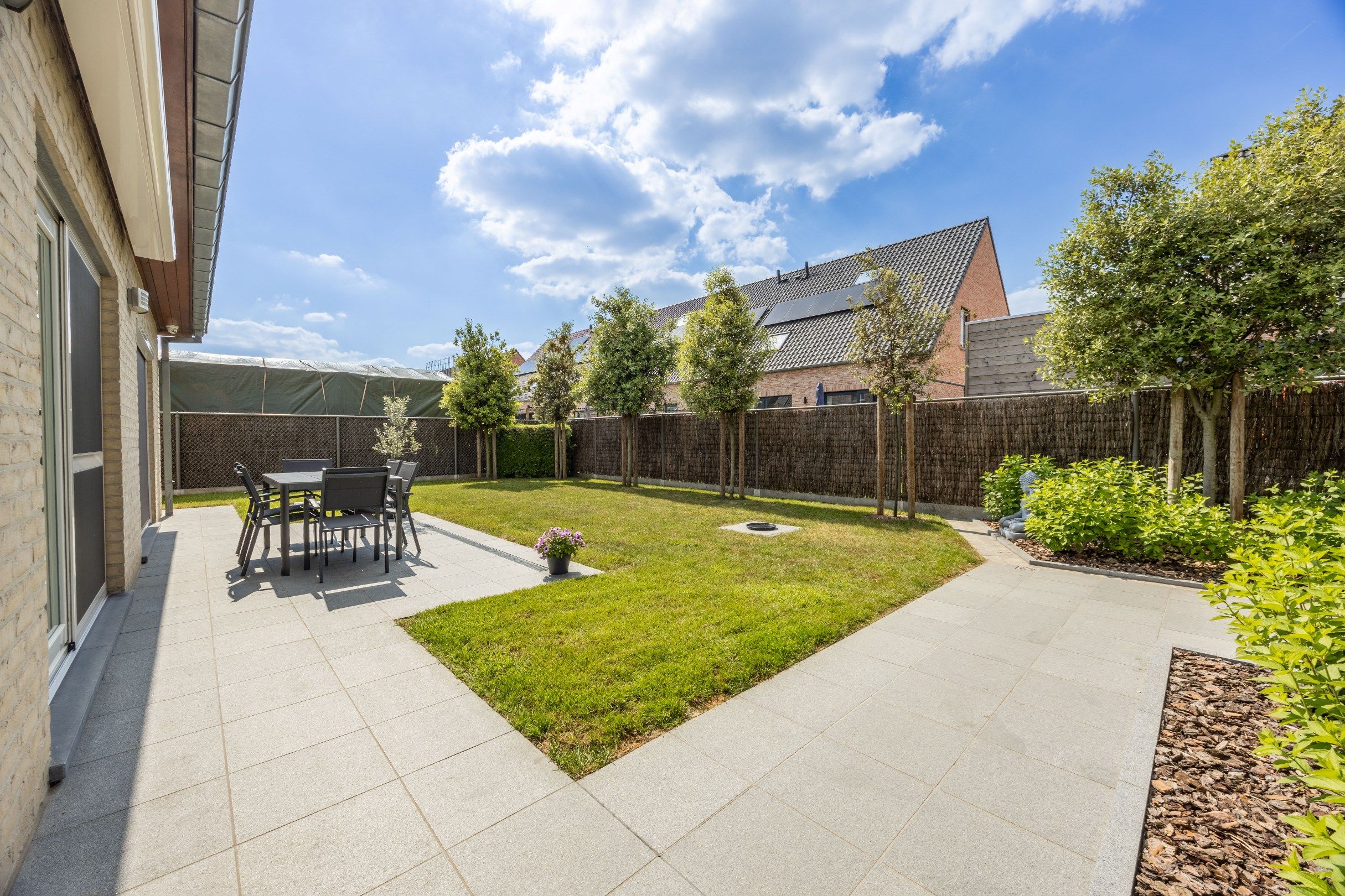 RECENTE LAAGBOUWVILLA IN RUSTIGE BUURT foto 2