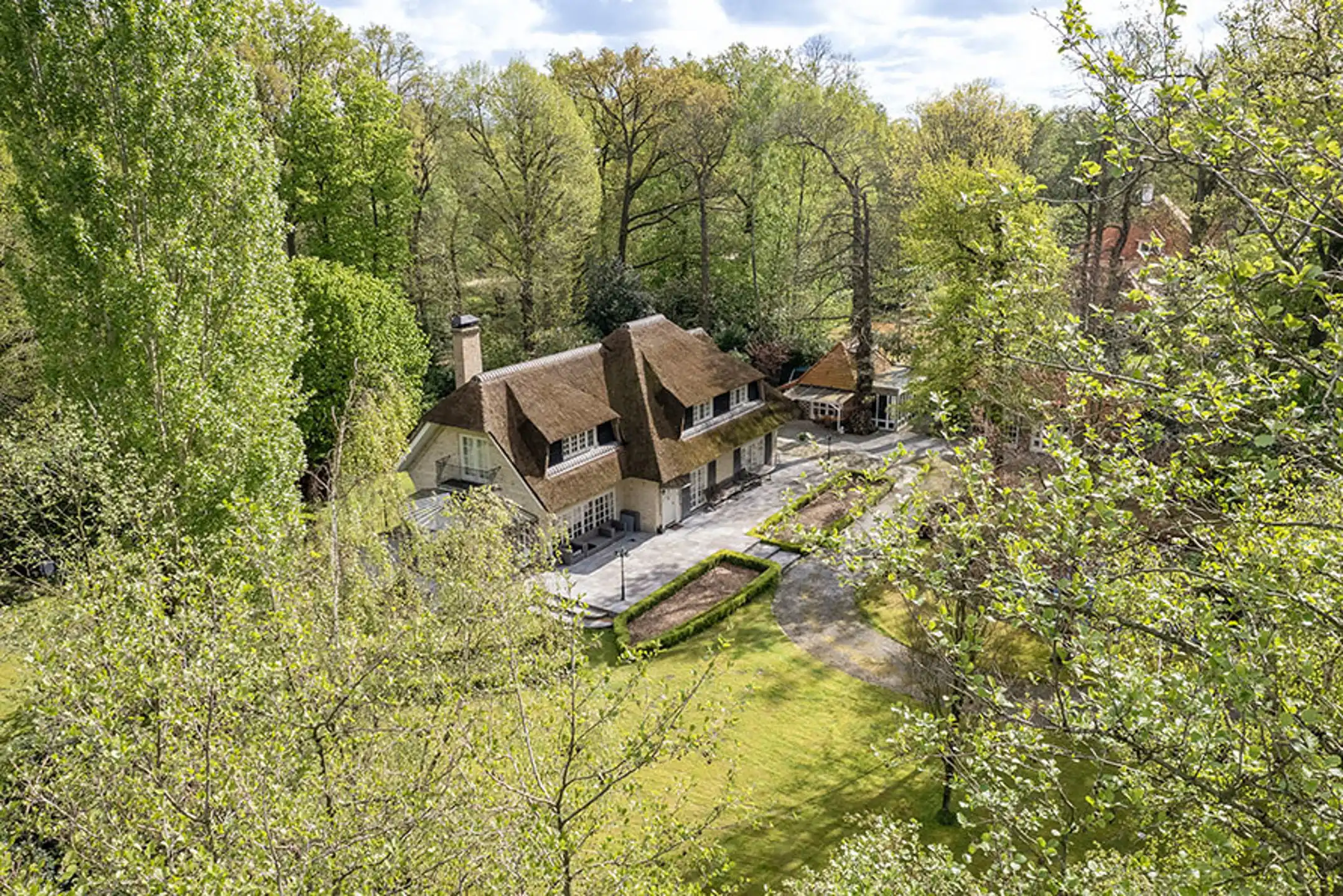 Unieke vrijstaande villa op ca. 7620m² in een uitzonderlijk domein in het groen. foto 31
