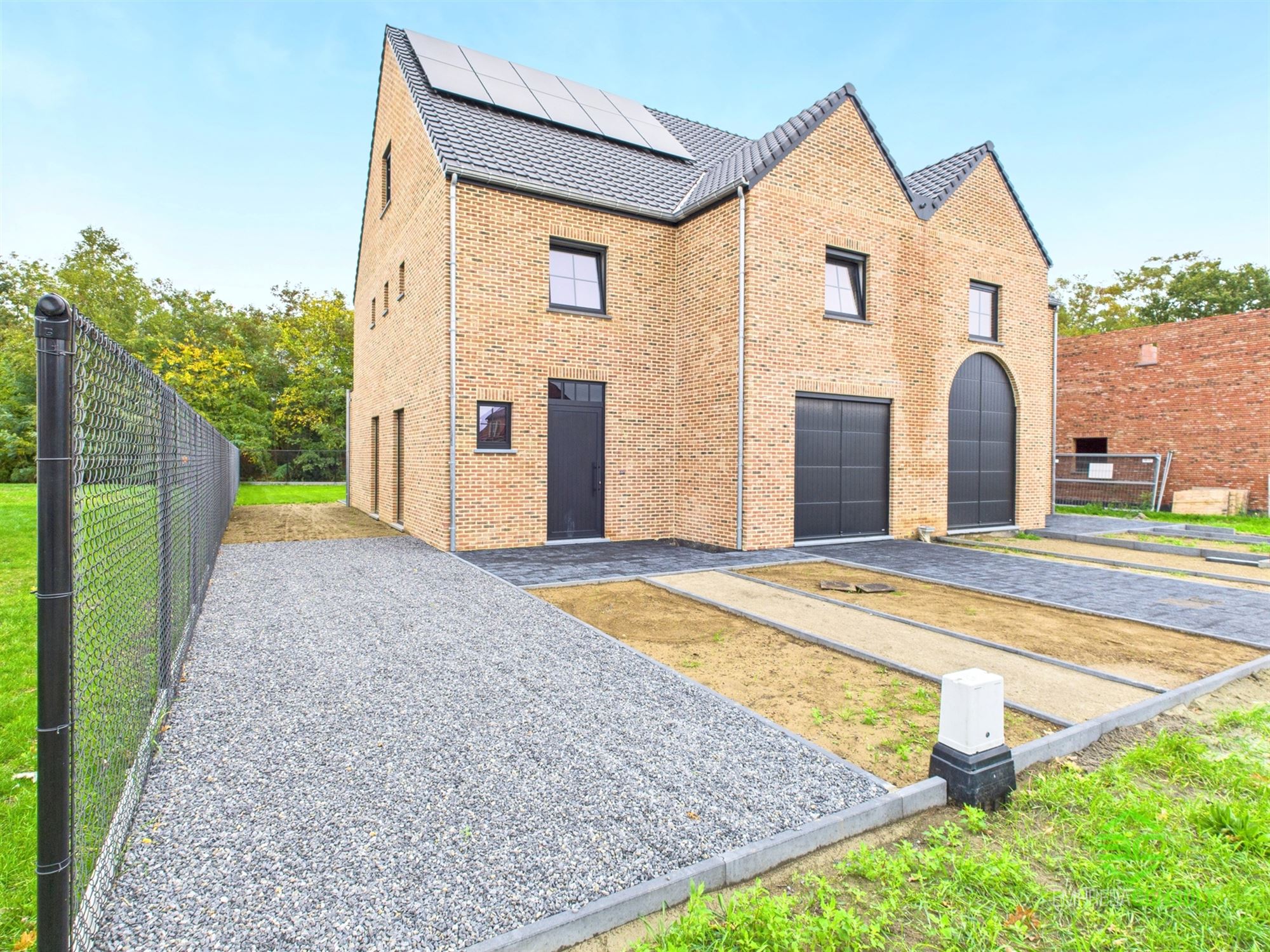 Afgewerkte nieuwbouw met 5 slpk en 2 badk onder registratie! foto {{pictureIndex}}