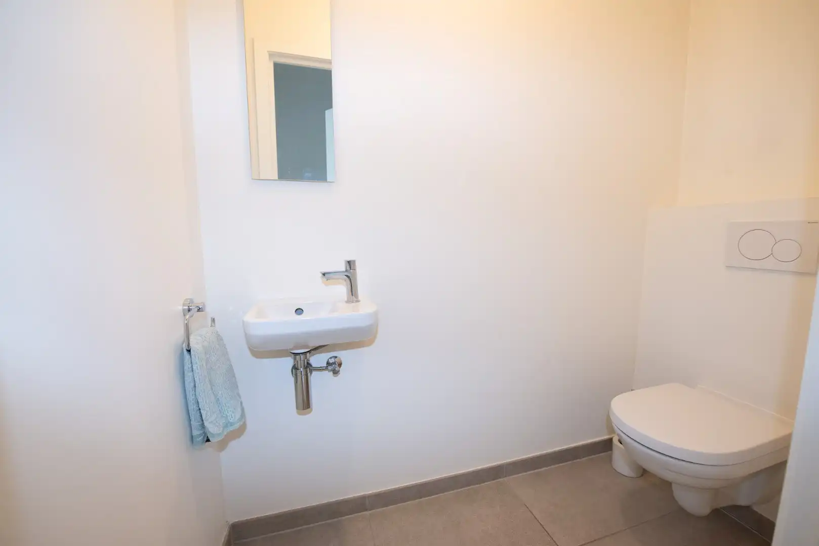 Prachtig gelijkvloers appartement van 147m² te Sint-Eloois-Vijve met tuintje en overdekt terras.  foto 8