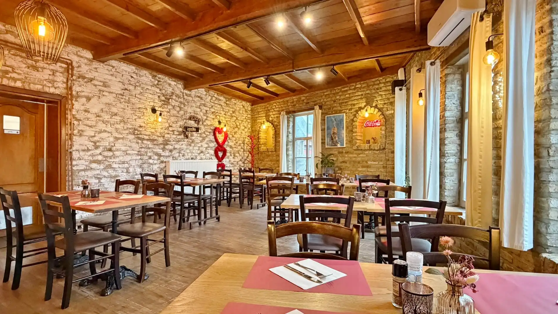 Unieke kans: Instapklaar restaurant met woonst in hartje Watou foto 3