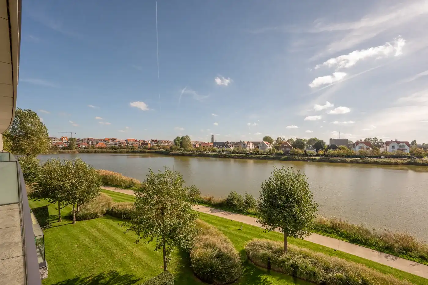 Uitzonderlijk ruim en breed appartement met zuidgericht terras en uniek zicht over het Zegemeer - dubbele garage foto 6