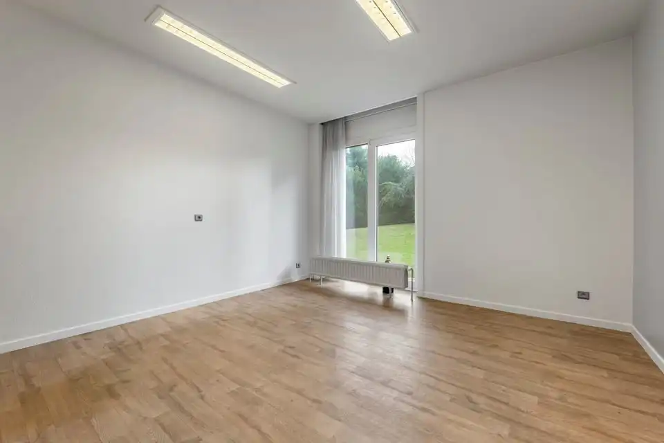 RUIME KANTOORRUIMTE VLAKBIJ HET CENTRUM VAN SINT-TRUIDEN foto 12