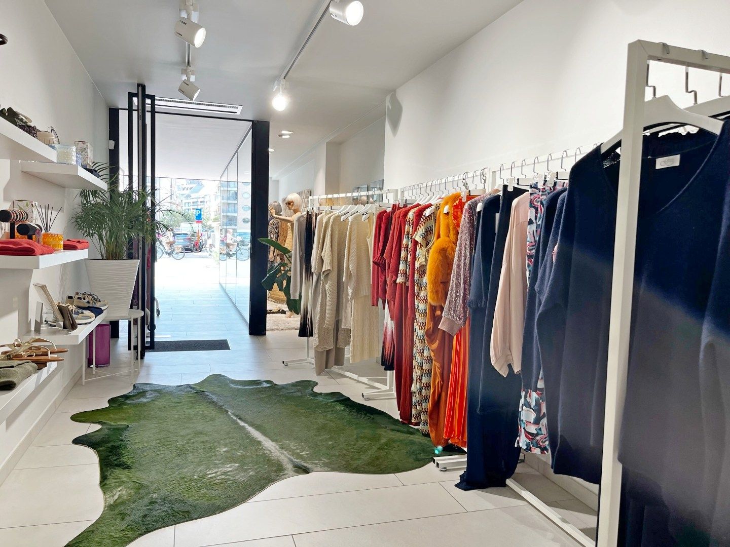 volledig vernieuwde zonnerijke winkel Lippenslaan 318  foto 2