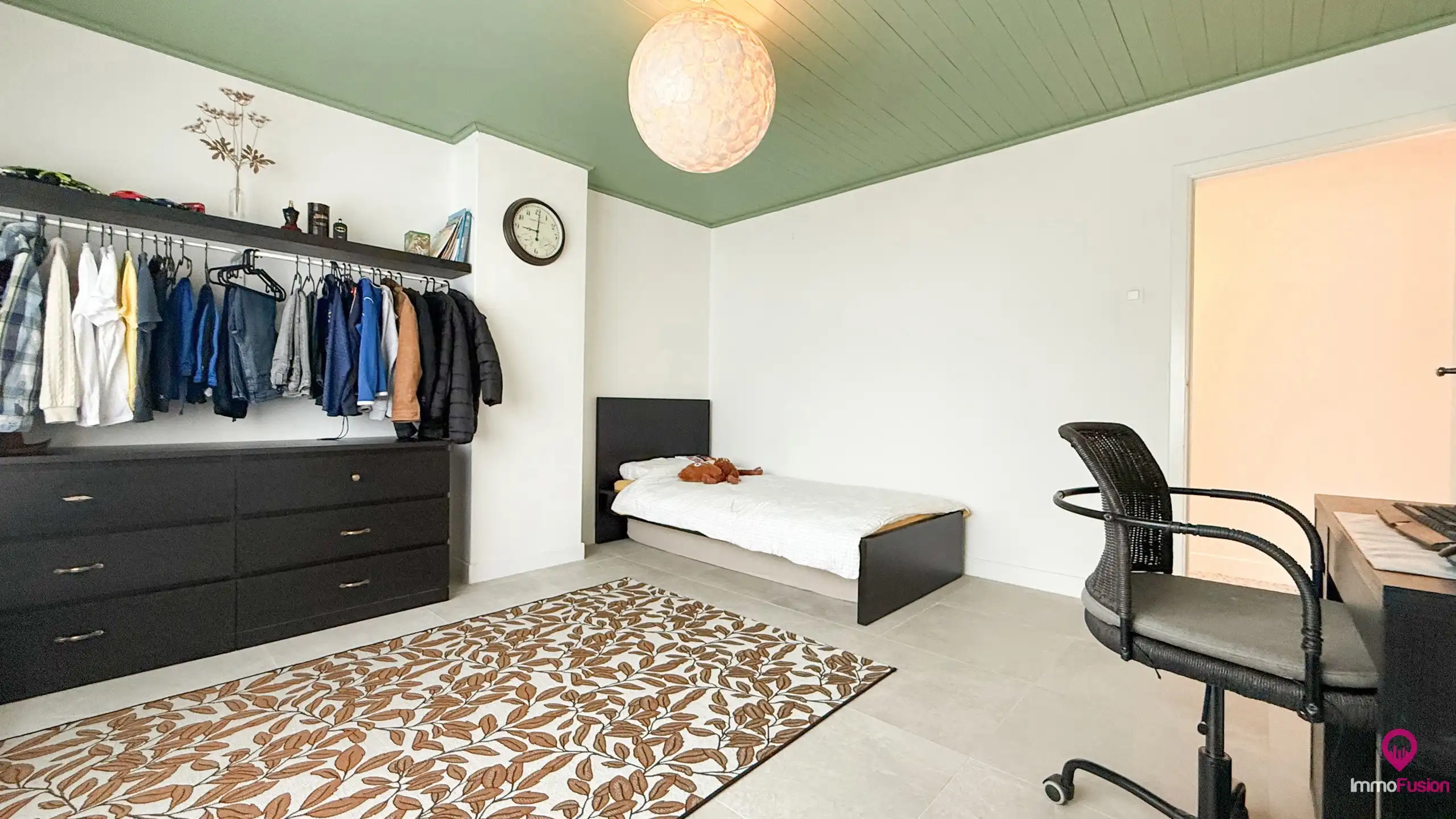 Ruime gerenoveerde gezinswoning met 4 slaapkamers op perceel foto 52