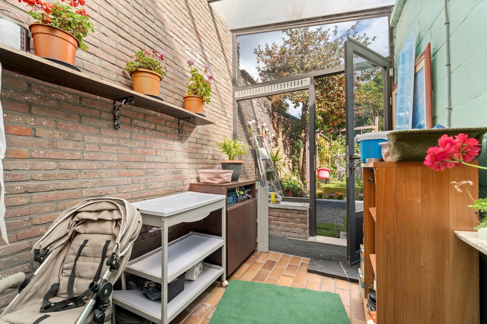 Op te frissen rijwoning met tuin foto 9