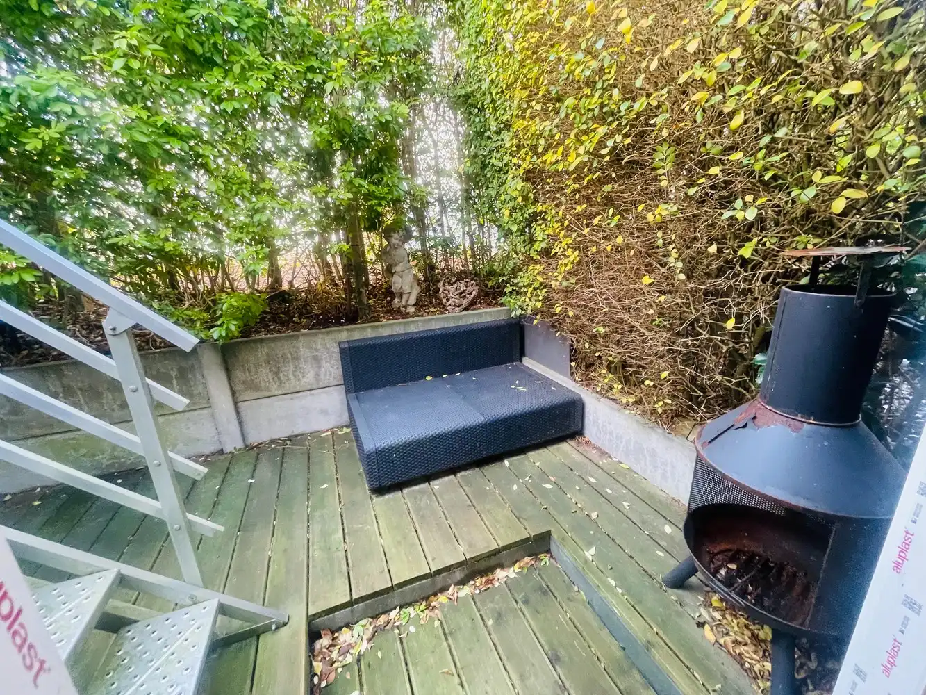 Zeebrugge à 50 mètres de la mer&nbsp; Maison très charmante entièrement rénovée avec 5 chambres à coucher, 3 salles de bains et 3 terrasses. Atout majeur : 2 places de parking et un grand garage. Comprend une allée pour 2 voitures en enfilade, un grand garage, un atelier,un local a vélos, un studio aménagé et un petit jardin orienté au sud. &nbsp;1er étage : superbe séjour, cuisine ouverte aménagée, donnant sur une terrasse. Style Long Island. &nbsp;2e étage : 3 belles chambres, 2 salles de bain. Sous les combles, une 4e chambre. &nbsp;Surface construite de 230 m². Superficie du terrain de 137 m².&nbsp; &nbsp; Magnifique !&nbsp; Parfaitement soigné et entretenu ! foto 31