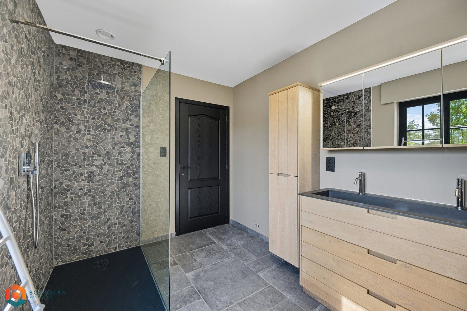 Recente en energiezuinige woning met mooie tuin en zwembad foto 14