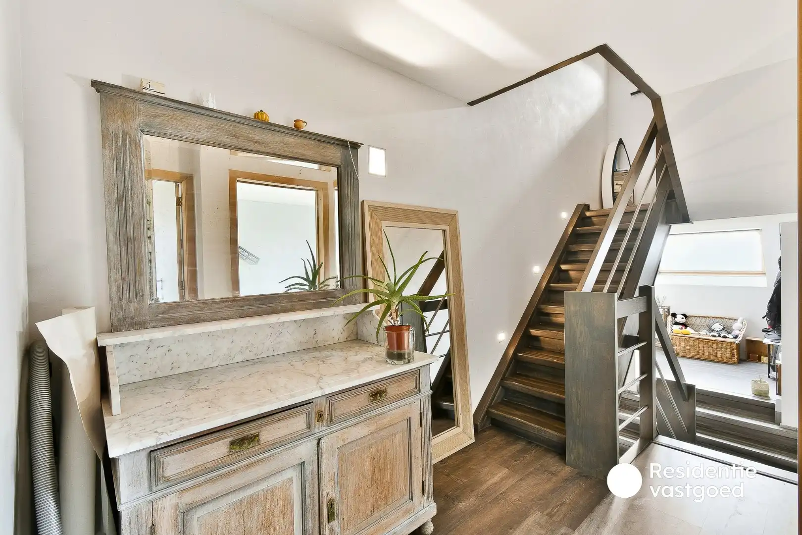 Ruime en instapklare villa met 4 slaapkamers, garage, tuin en 2 terrassen foto 16