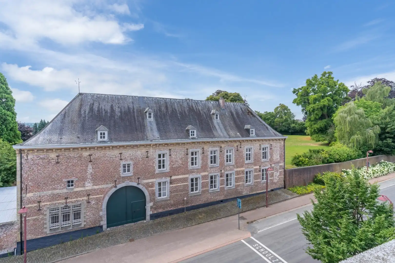 Ruim appartement op de 3° verdieping in hartje Hoeselt, met 3 slaapkamers, garage en prachtig terras met panoramisch uitzicht.  foto 17