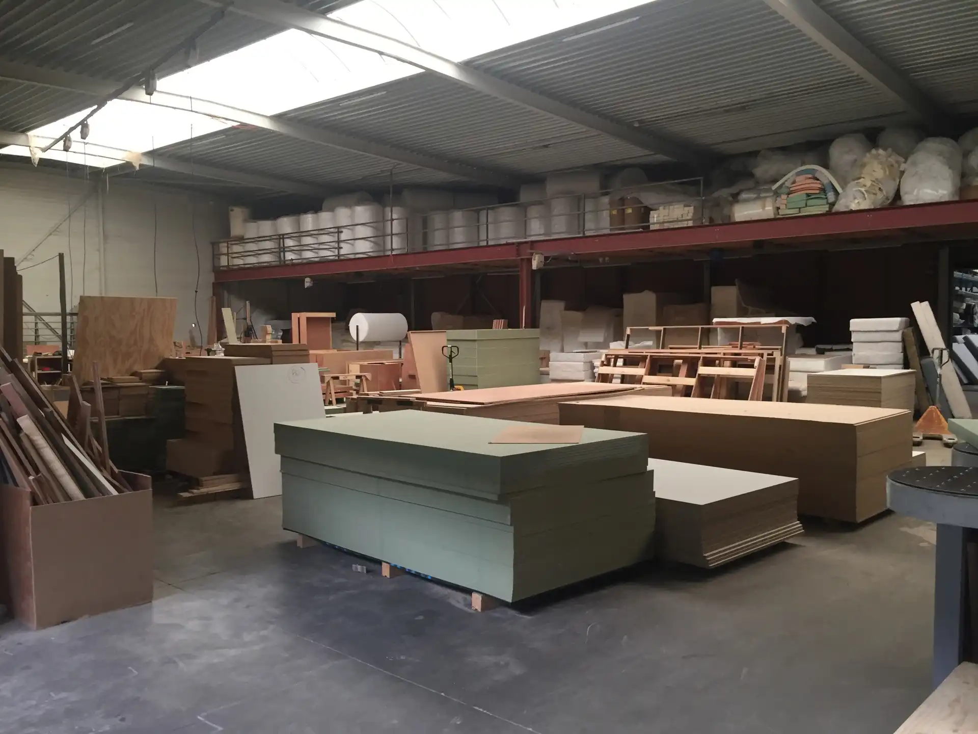 Polyvalent magazijn met gelijkvloerse showroom en kantoren foto 8