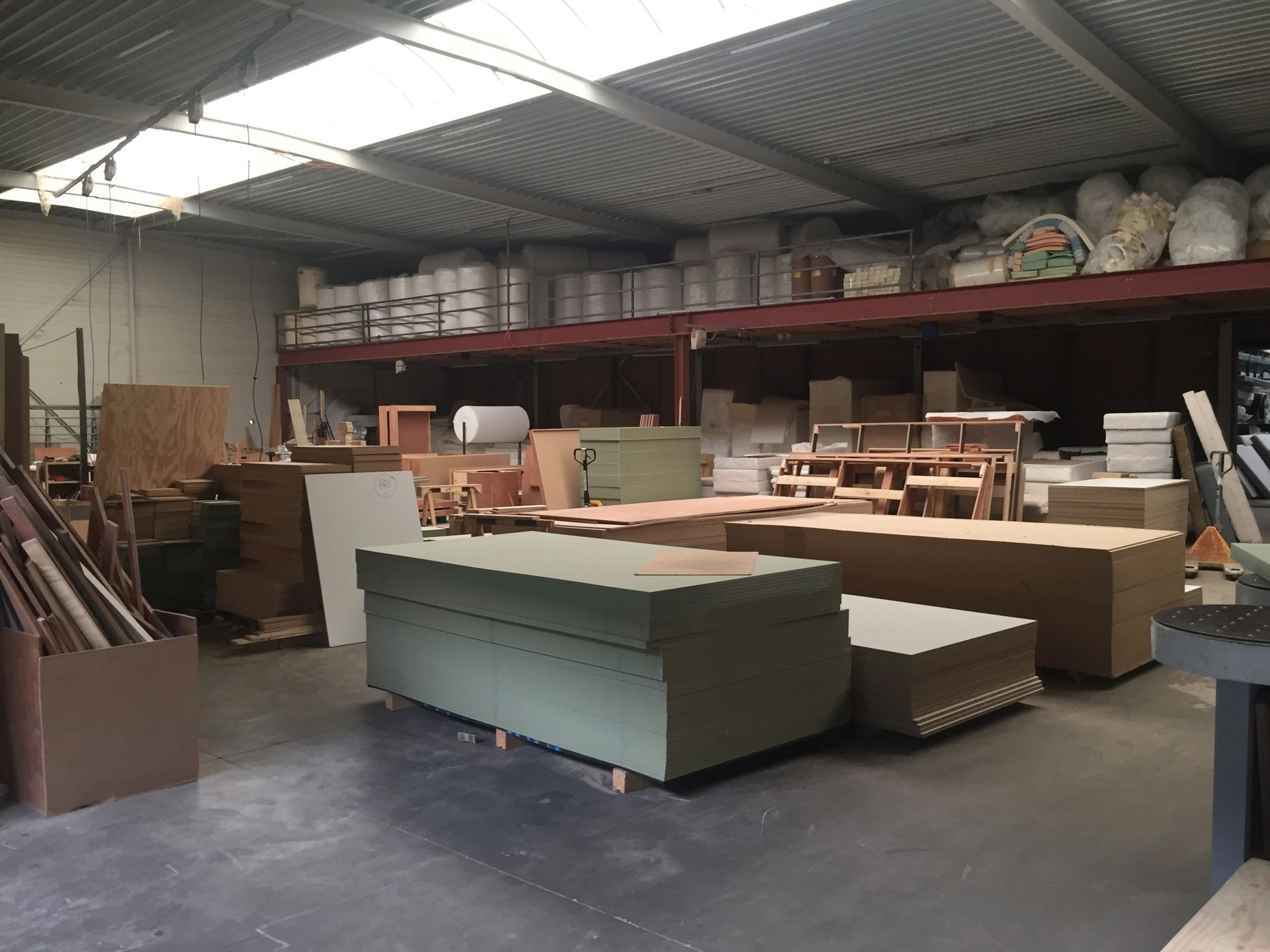 Polyvalent magazijn met gelijkvloerse showroom en kantoren foto 8