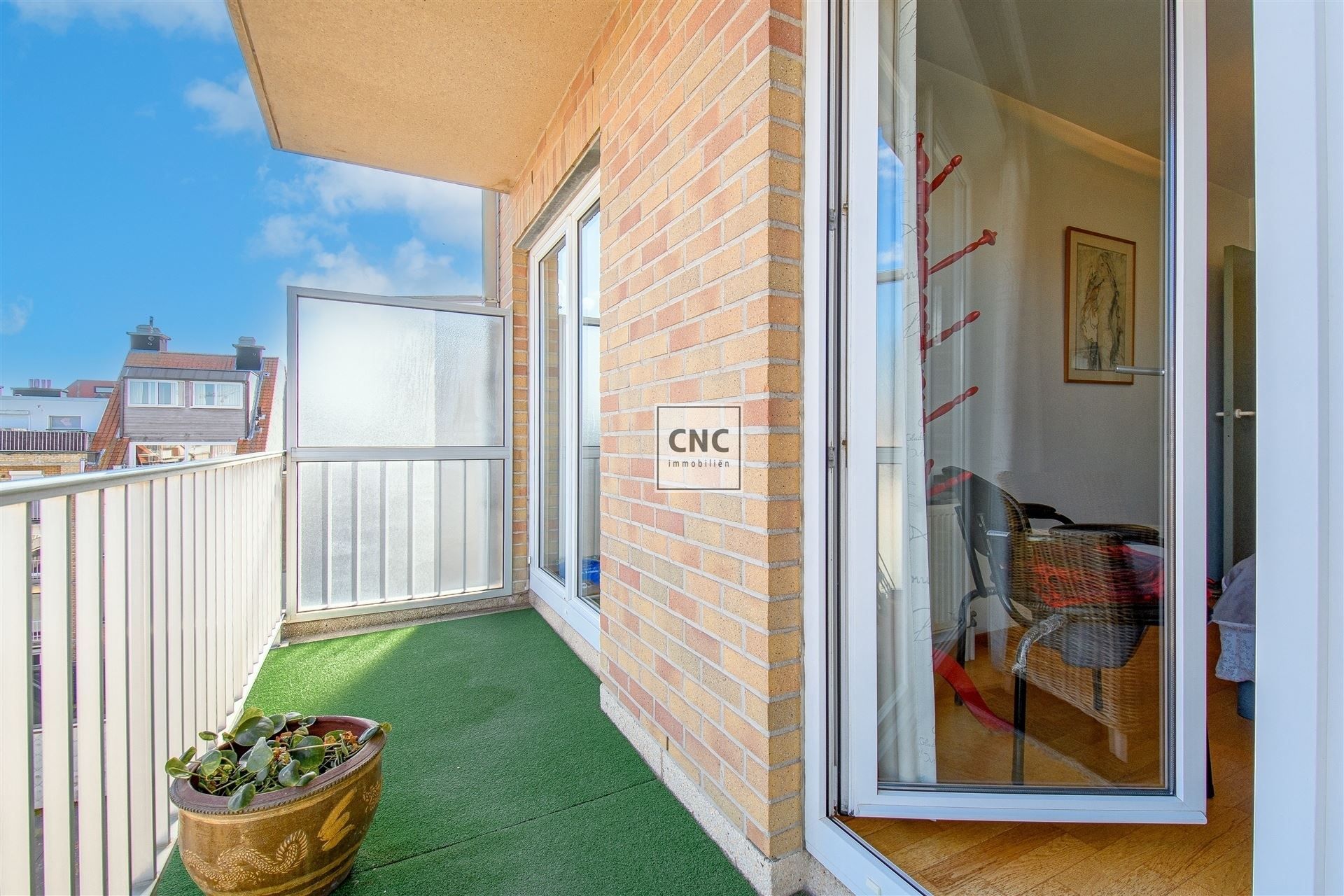 Mooi, goed onderhouden 2 slaapkamer-appartement in het hart van Knokke, gelegen op de vierde verdieping van de residentie "Euro 2000-II". Mogelijkheid tot aankoop van parking in nabije omgeving.  foto 19