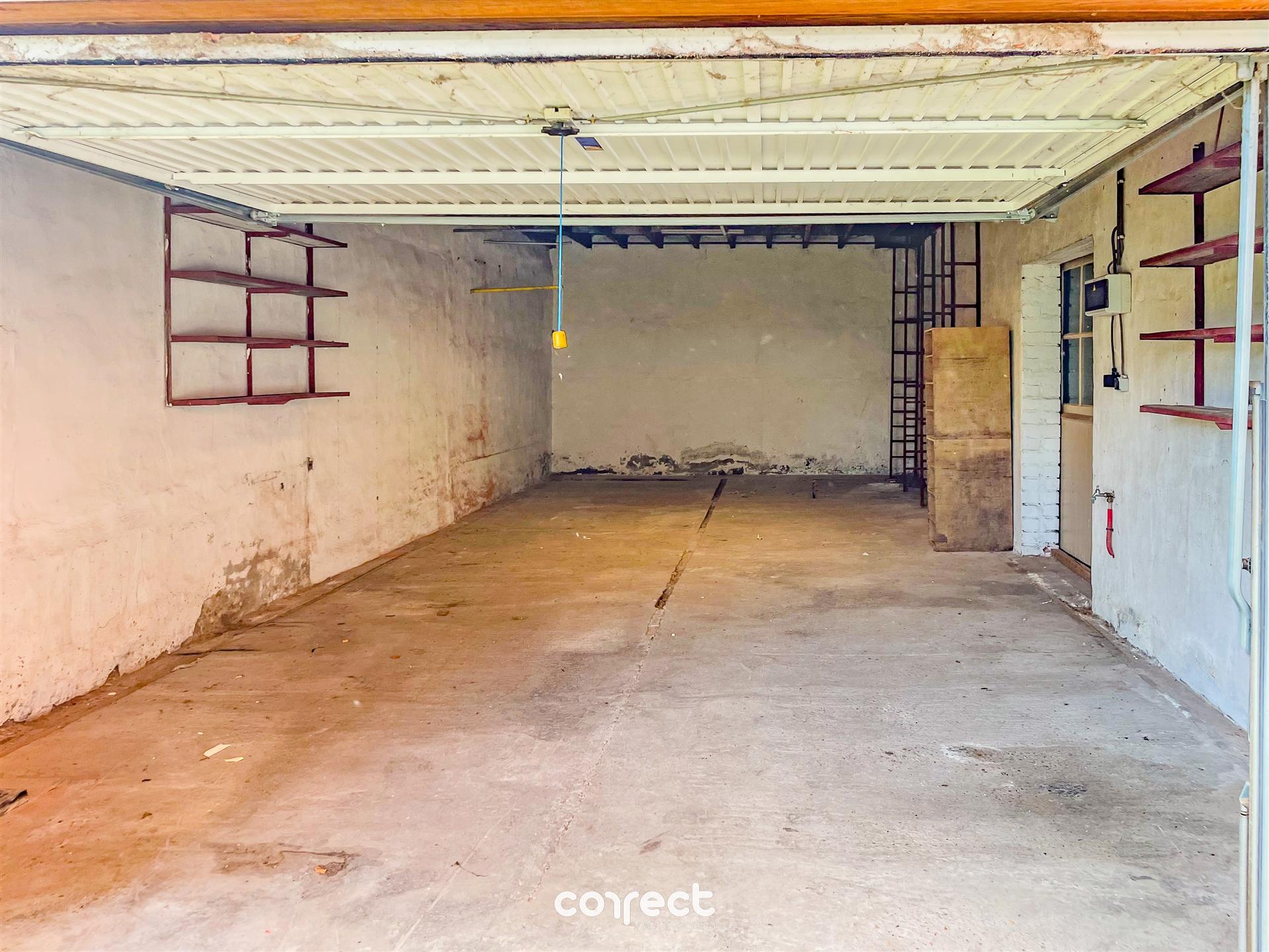 Garage met werkplaats of opslagplaats. foto 4