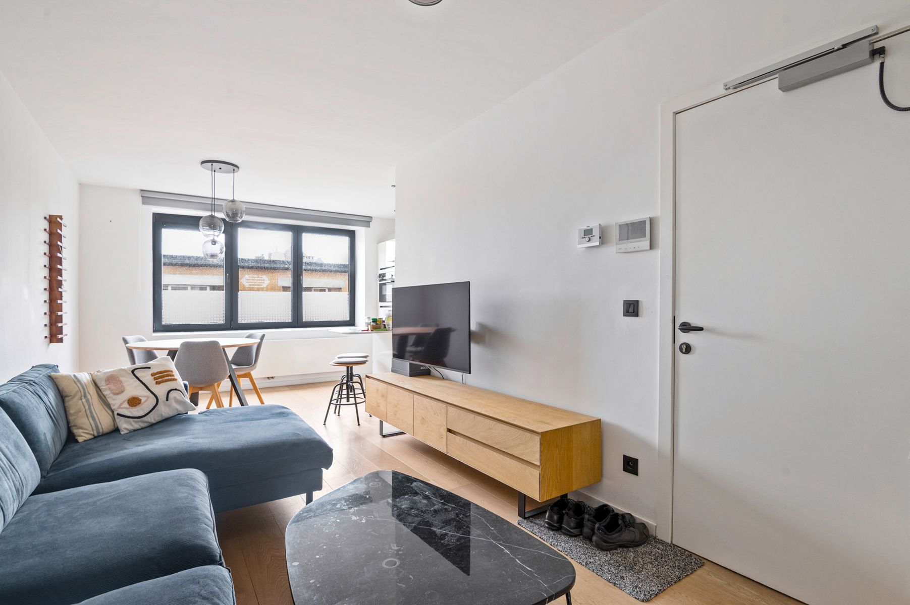 Gerenoveerd en stijlvol appartement met terras! foto 4