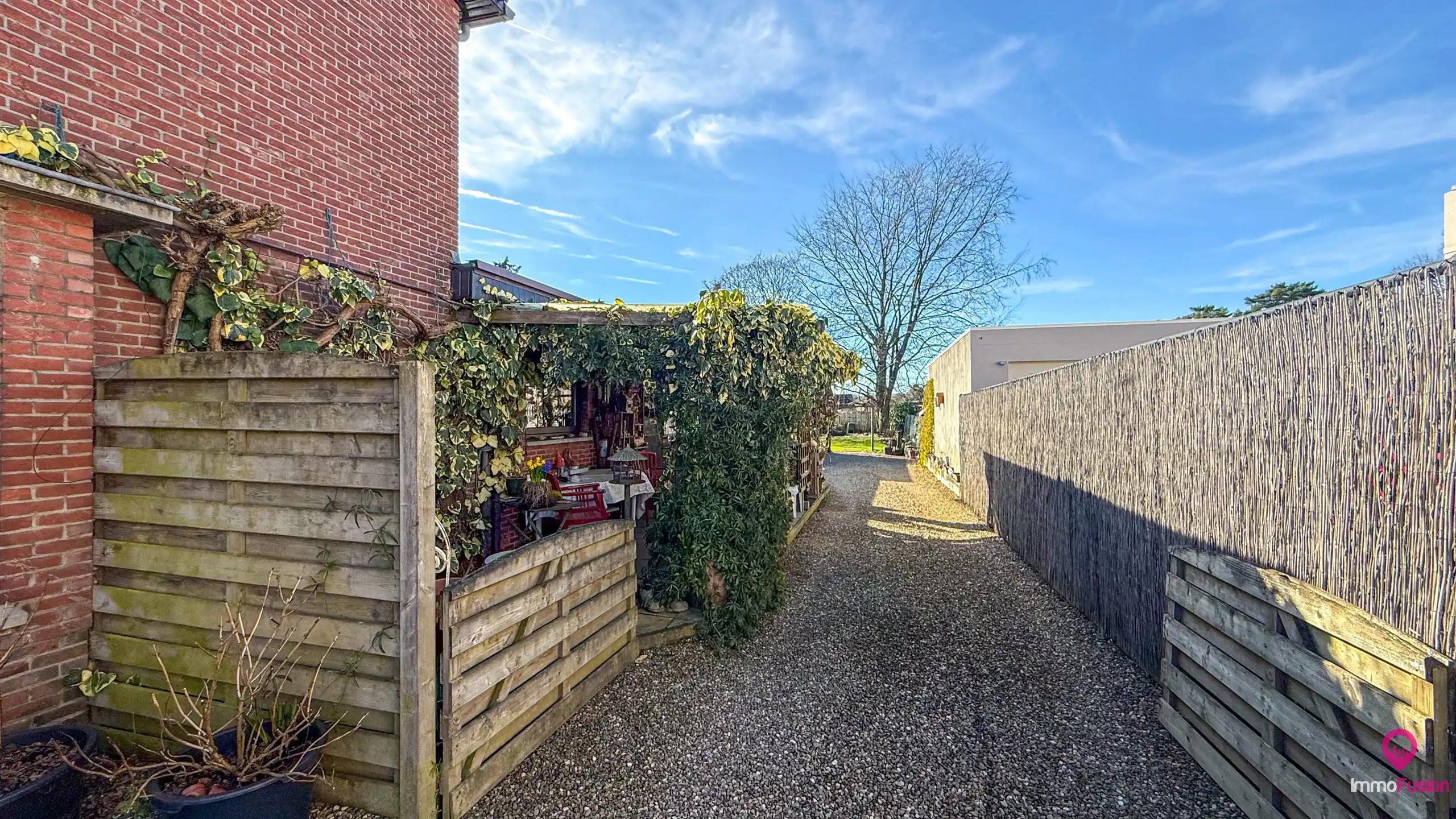Ruime gezinswoning met zeer grote garage of opslagruimte! foto 30