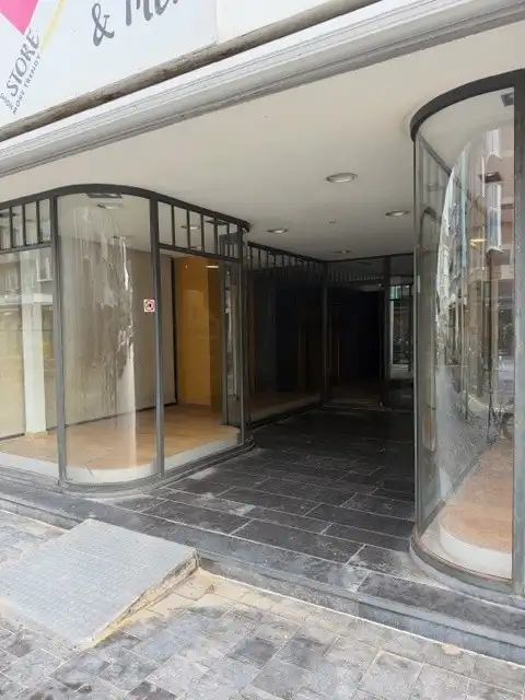 Handelspand met ruime kelder te huur in de winkelstraat van Koksijde foto 4