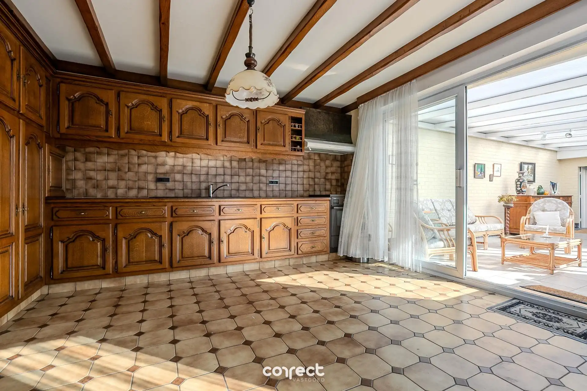 Halfopen bebouwing met 4 slaapkamers, zongerichte tuin, oprit en garage. foto 5