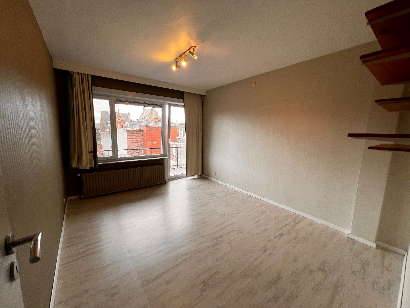 RUIM EN LICHTRIJK APPARTEMENT IN CENTRUM IEPER foto 7