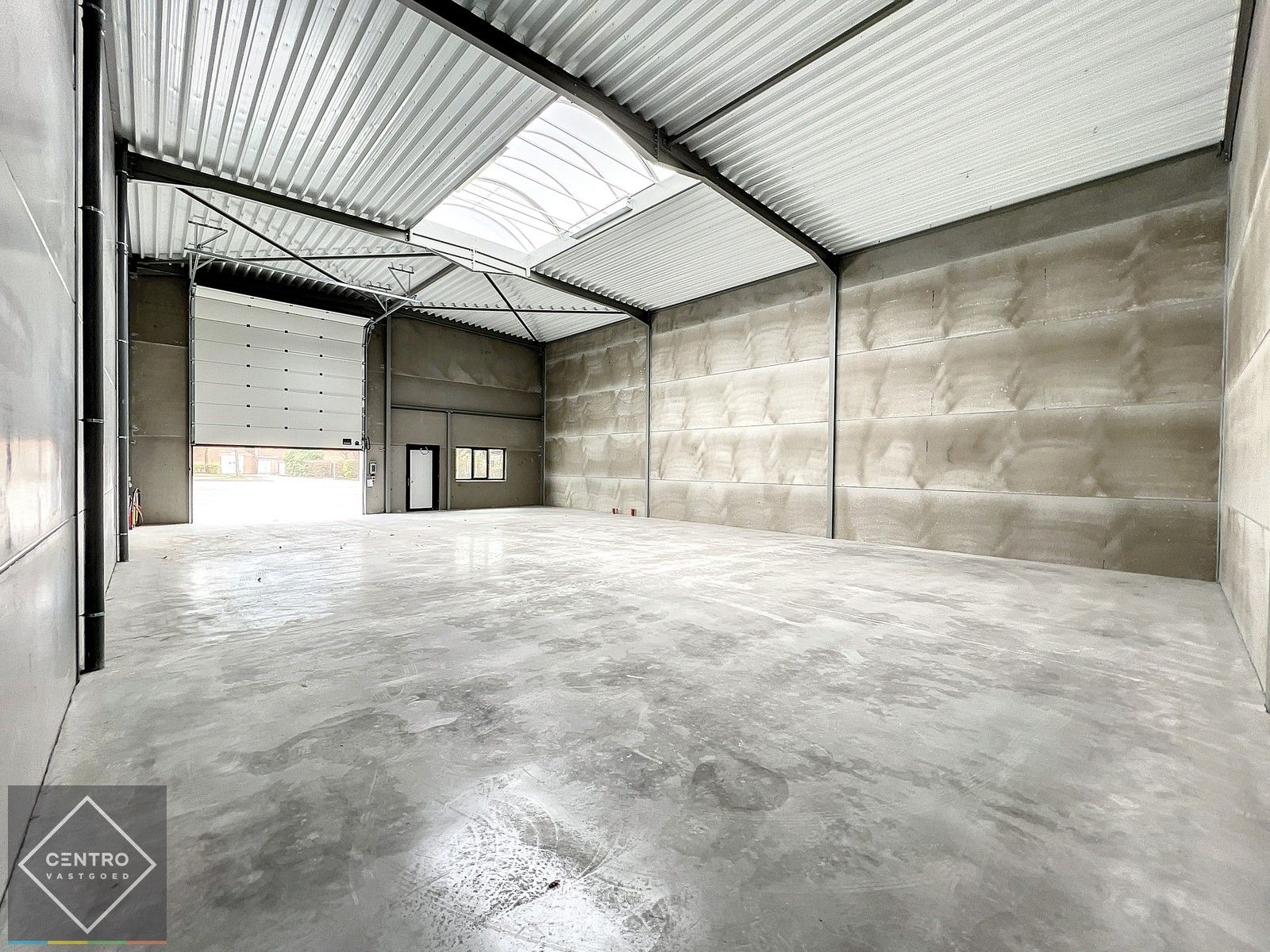Kwalitatief en goed geïsoleerd NB MAGAZIJN (265m2), voorzien van elektrische sectionaalpoort, deur, raam (voor kantoor) en 2 private parkeerplaatsen op industriezone te Waregem. foto 7