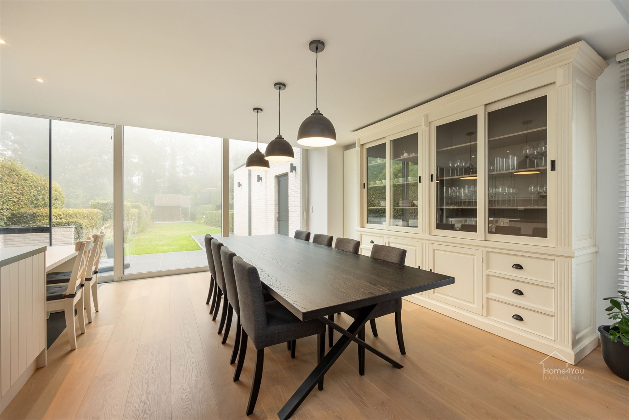 Instapklare gezinswoning met 4 slaapkamers en tuin foto 2