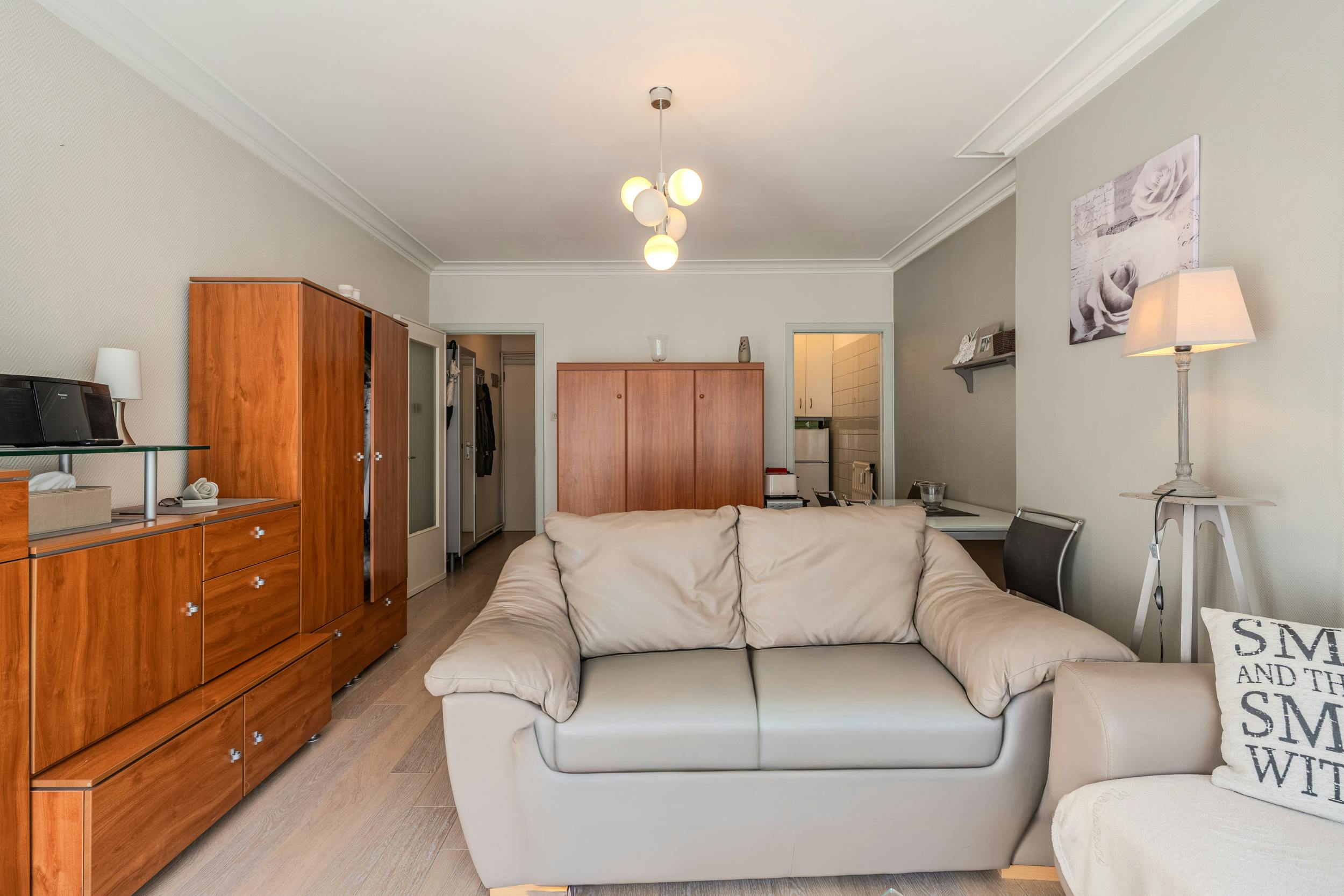 Lichtrijke studio te koop met zijdelings zeezicht en terras! foto 7