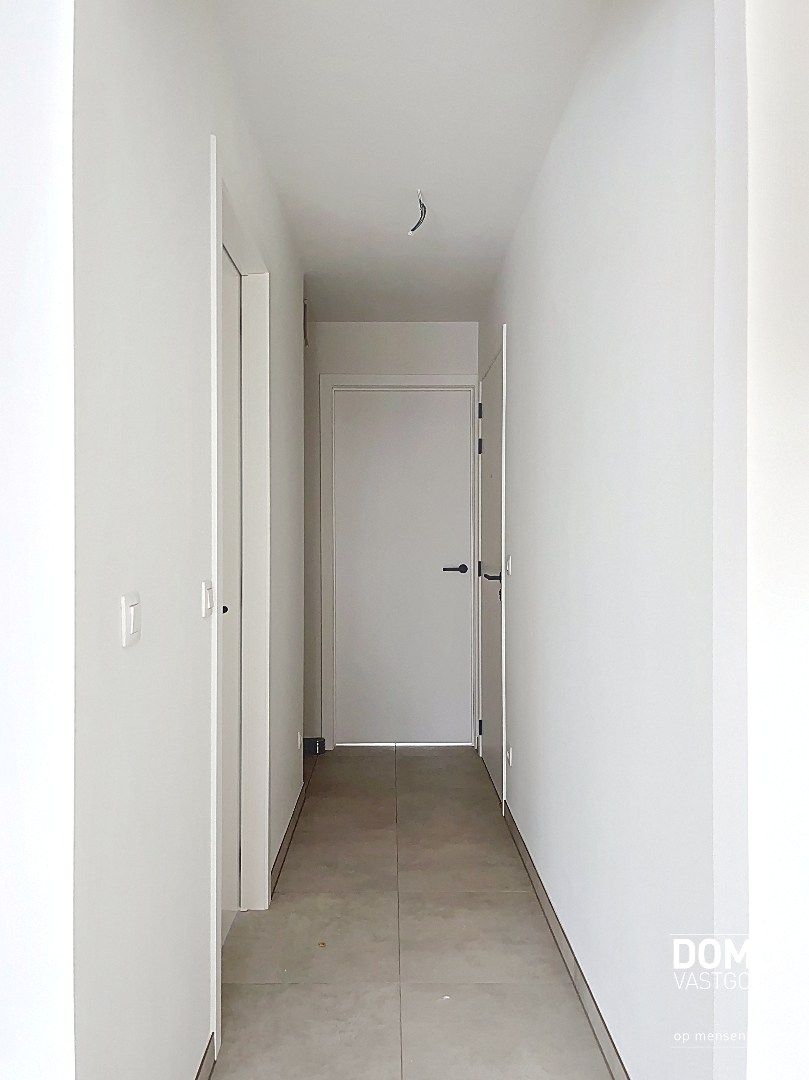 NIEUWBOUWAPPARTEMENT MET 2 SLAAPKAMERS, RUIM TERRAS, 2 AUTOSTANDPLAATSEN EN KELDERBERGING TE KERMT foto 8