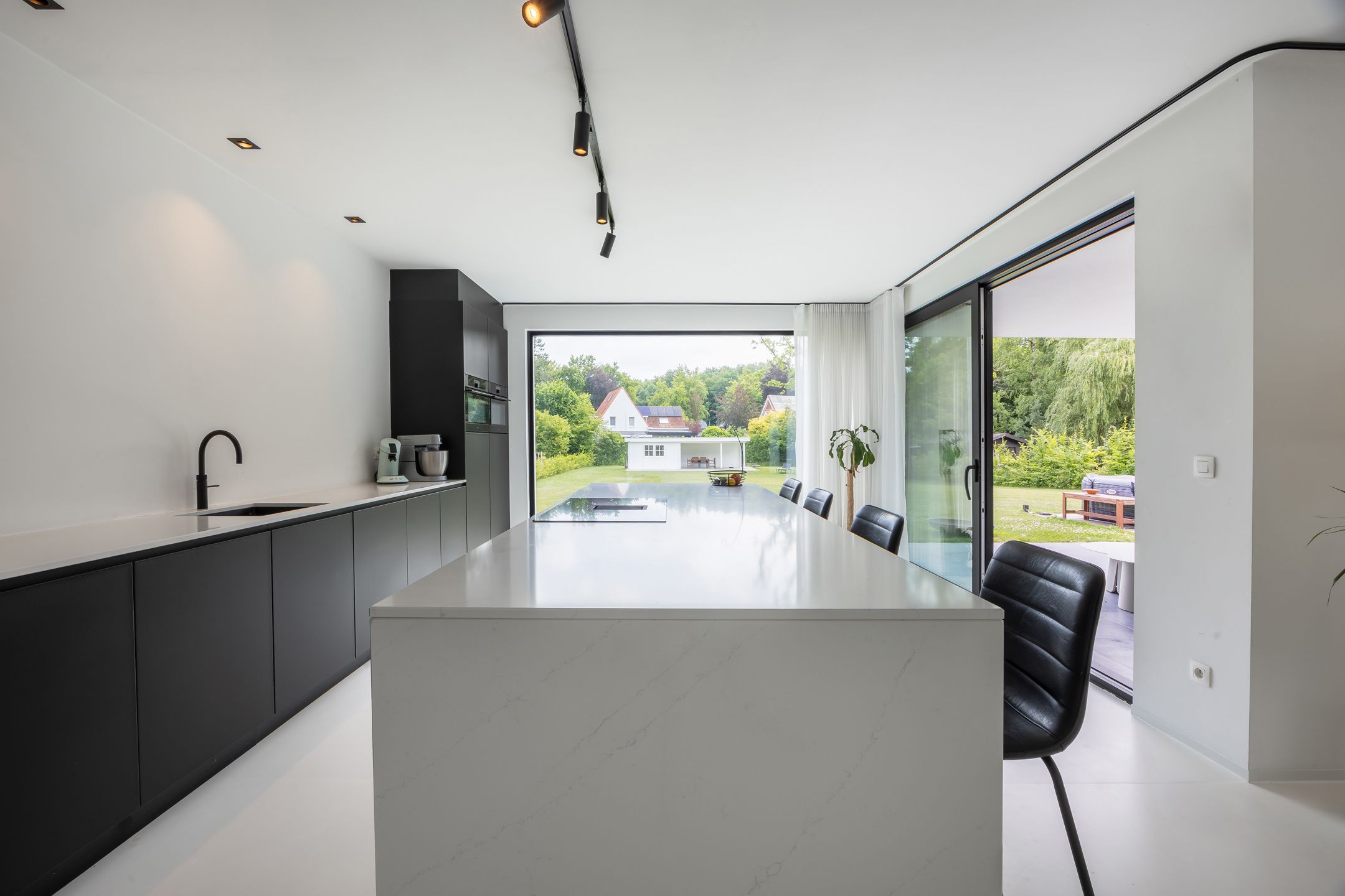 Licht en ruimte in strakke designwoning foto 20