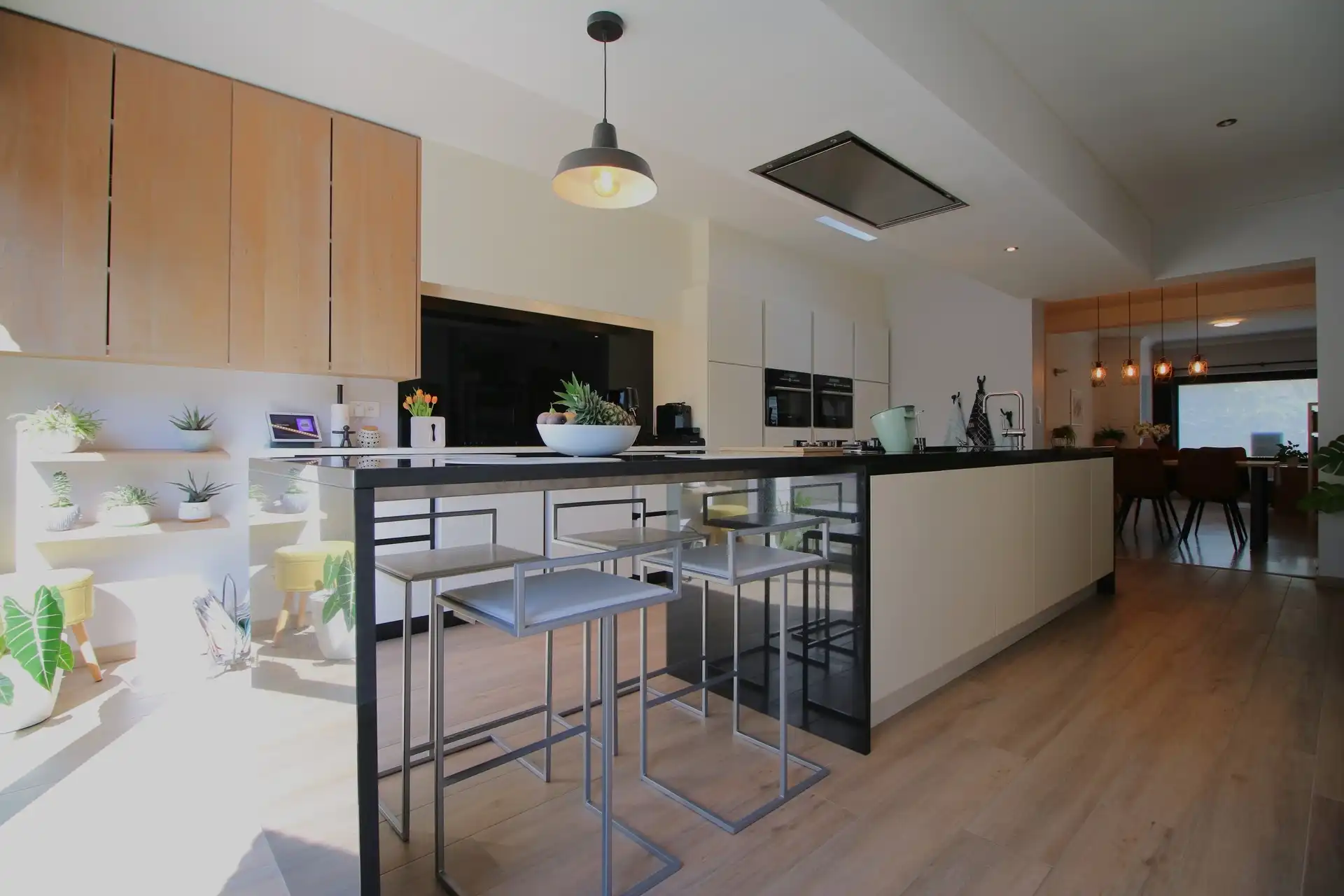 Instapklare gerenoveerde woning met 4 slpks. en aparte garage in doodlopende straat foto 6