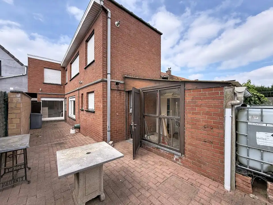 Centraal gelegen te renoveren ruime woning foto 8