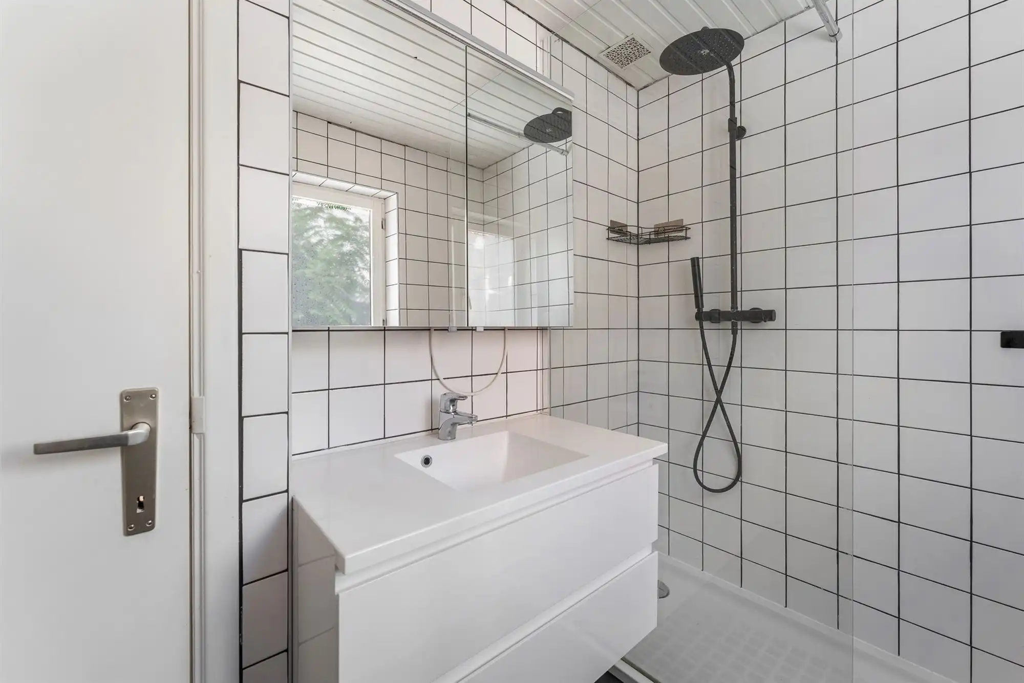 Steegwoning met naastliggend atelier/opslagplaats foto 19