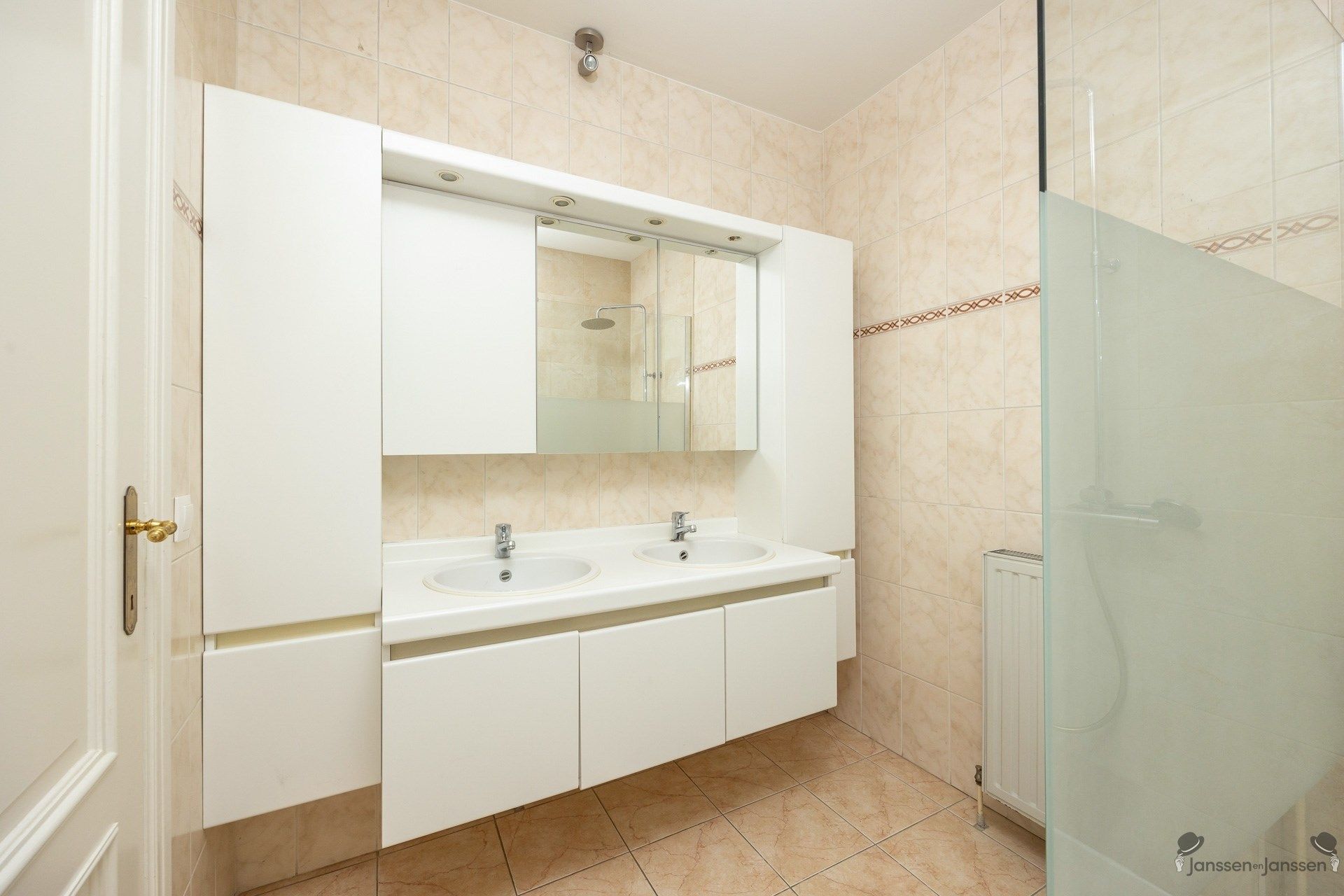 Ruim en licht appartement in centrum van Schoten foto 11