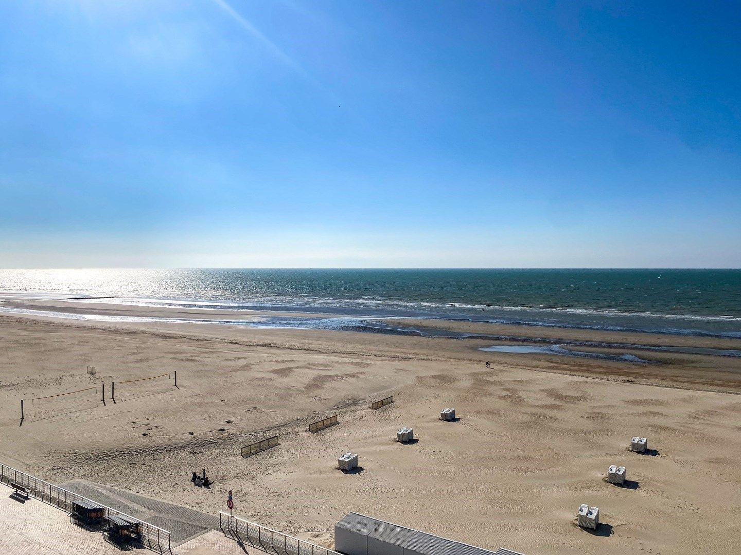 INSTAPKLAAR appartement (88m²) met FRONTAAL ZEEZICHT en 2/3 slaapkamer op de zeedijk te Koksijde-Bad. foto 14