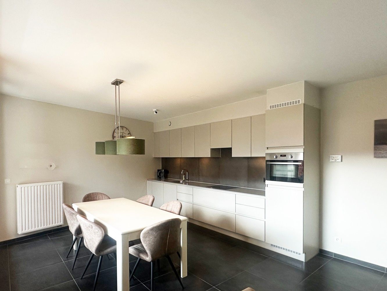 Modern appartement met 2 slaapkamers, aangenaam terras & autostaanplaats in Lier! foto 6