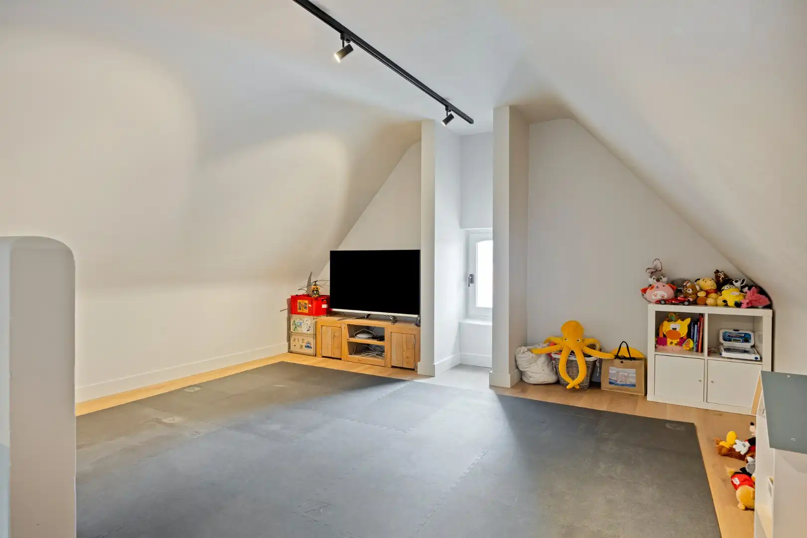 Prachtig afgewerkte villa met 4 slpks en 2 badkamers , landelijk gelegen op 1.080 m² ! foto 34