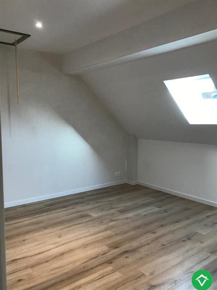 Prachtig gerenoveerde rijwoning nabij het centrum met 3 slaapkamers, tuin en garage te Roeselare foto 17