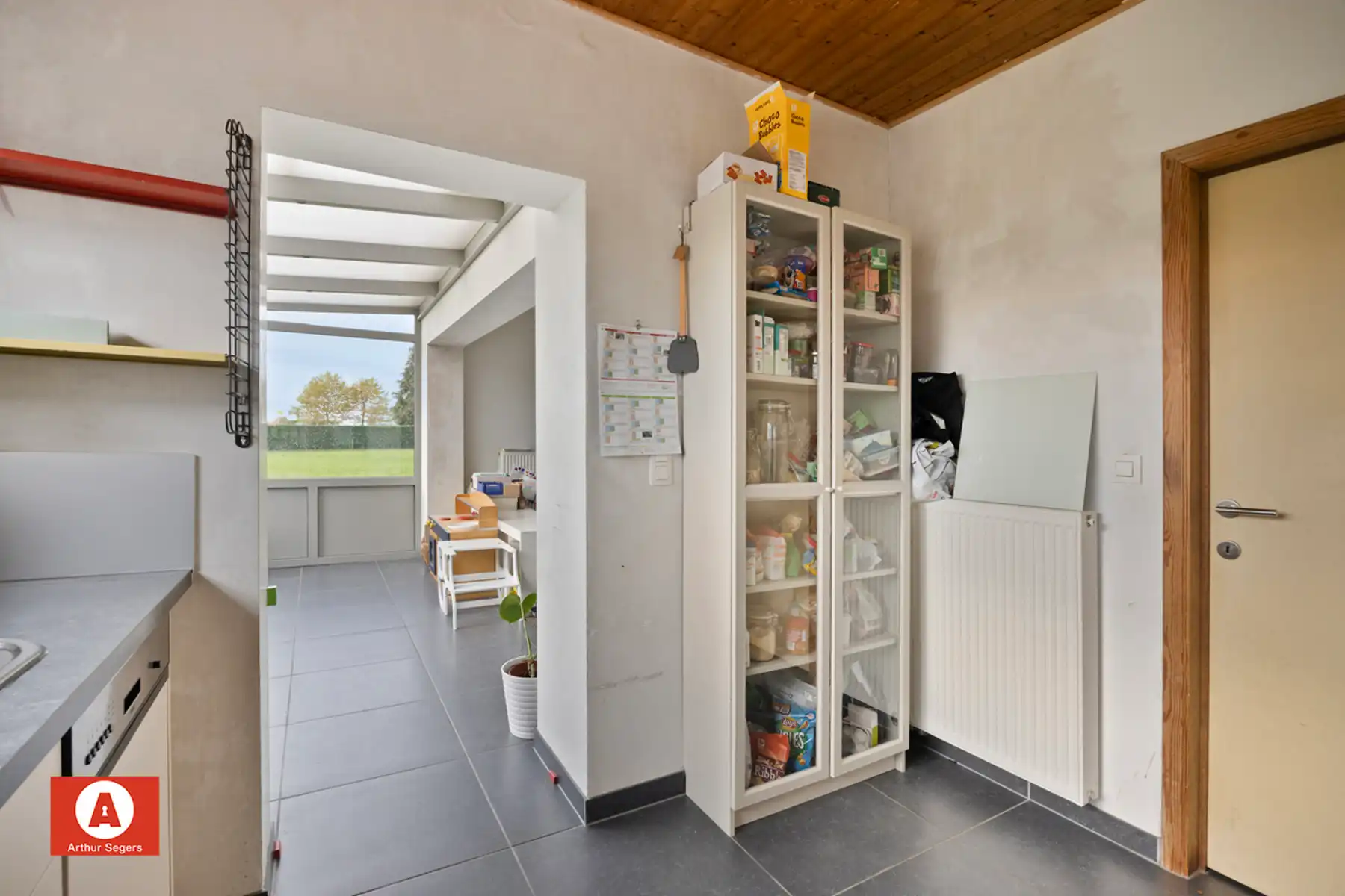 Halfopen woning in doodlopende, rustige straat foto 9