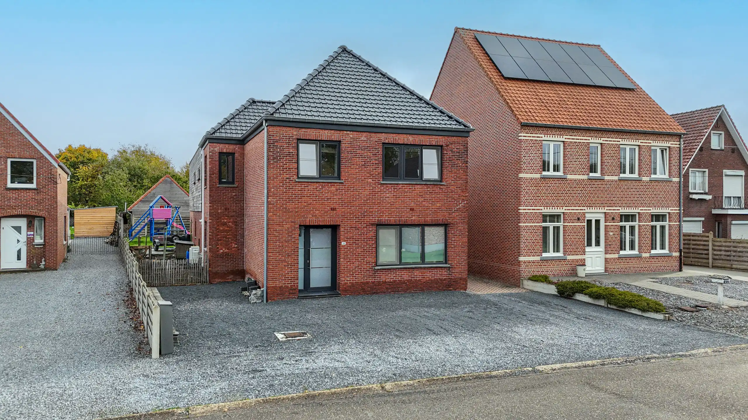 Gerenoveerde woning met veel ruimte en 6 slaapkamers! foto 2