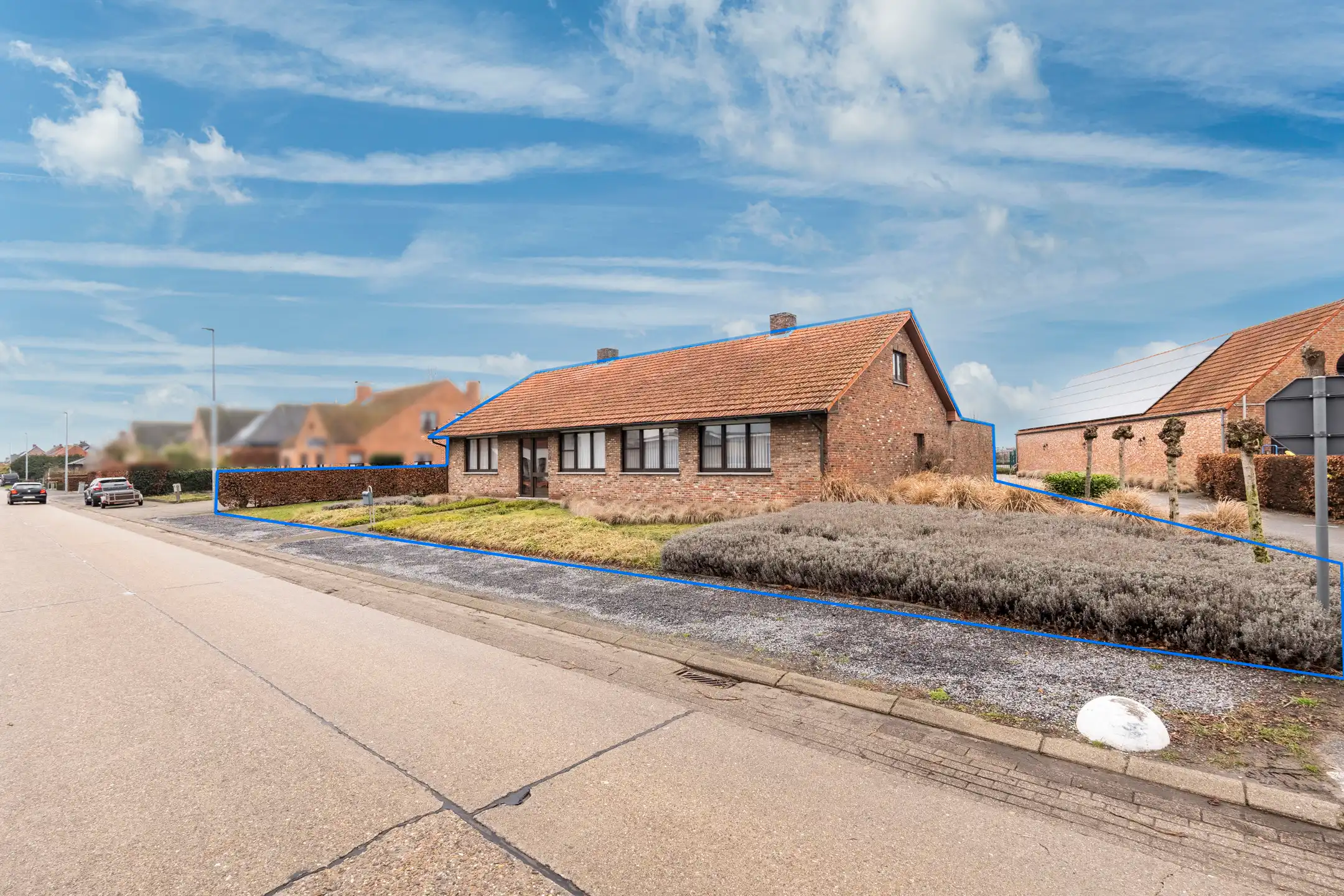 Hoofdfoto van de publicatie: Gelijkvloerse ééngezinswoning met 3 slpk. en inpandige garage in Ravels 