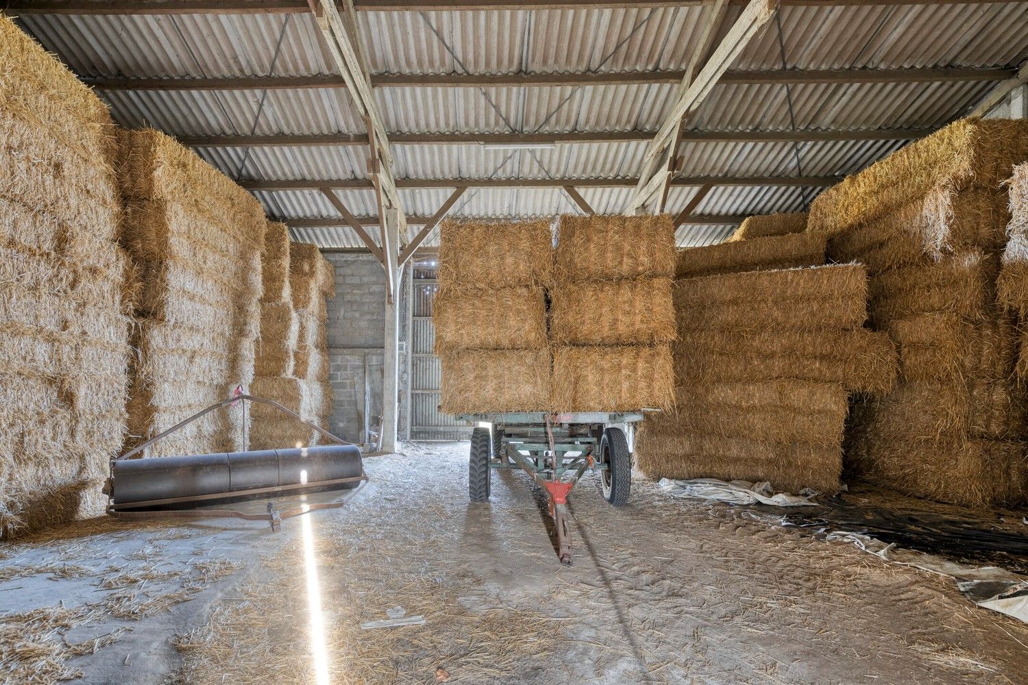 Beveren aan de IJzer: Charmant en historisch hoevetje met woonhuis, diverse stallingen, loods en weide op 3.967m² totale grondopp. foto 25