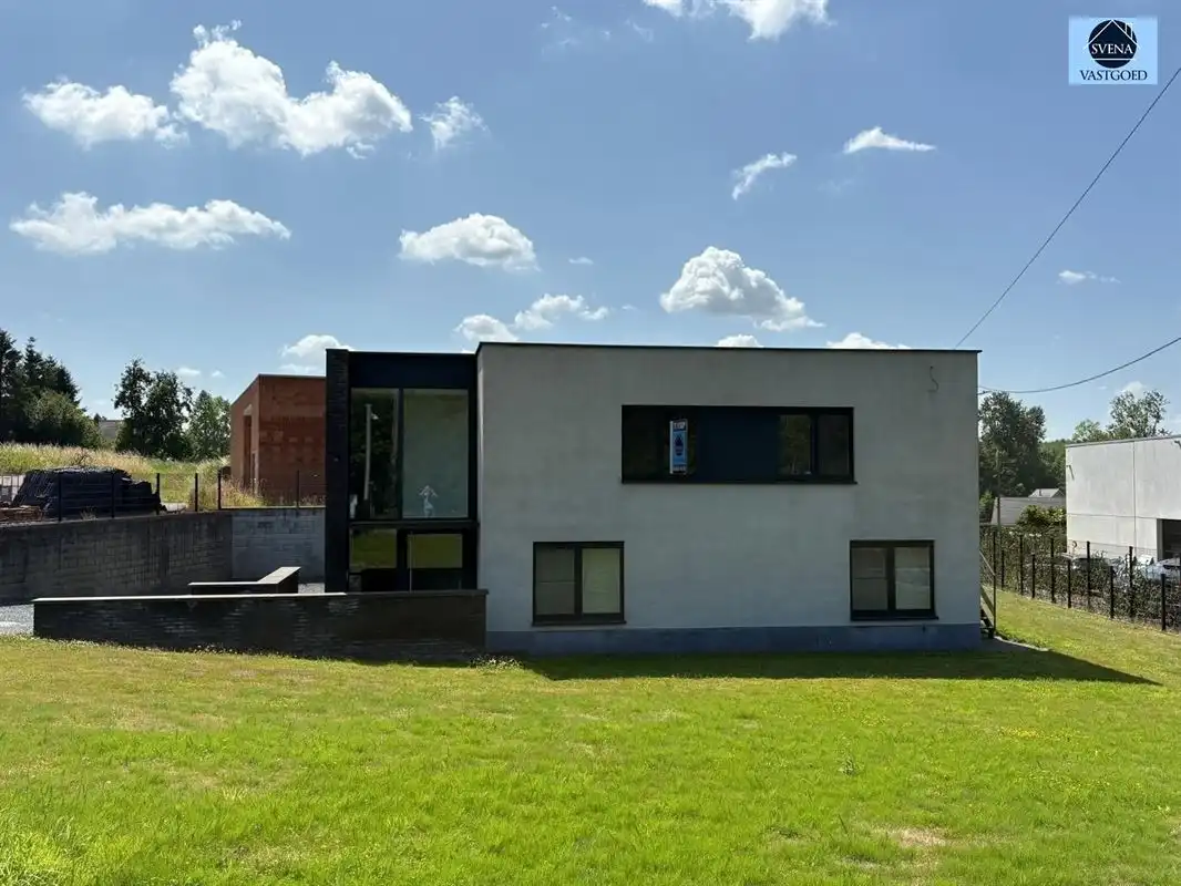 APPARTEMENT MET MAGAZIJN GELEGEN IN KMO ZONE foto {{pictureIndex}}