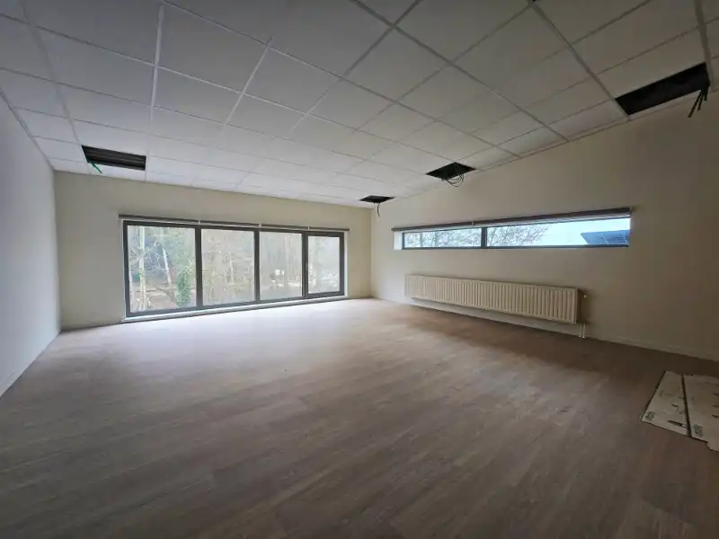 Magazijn met kantoren te huur foto 5