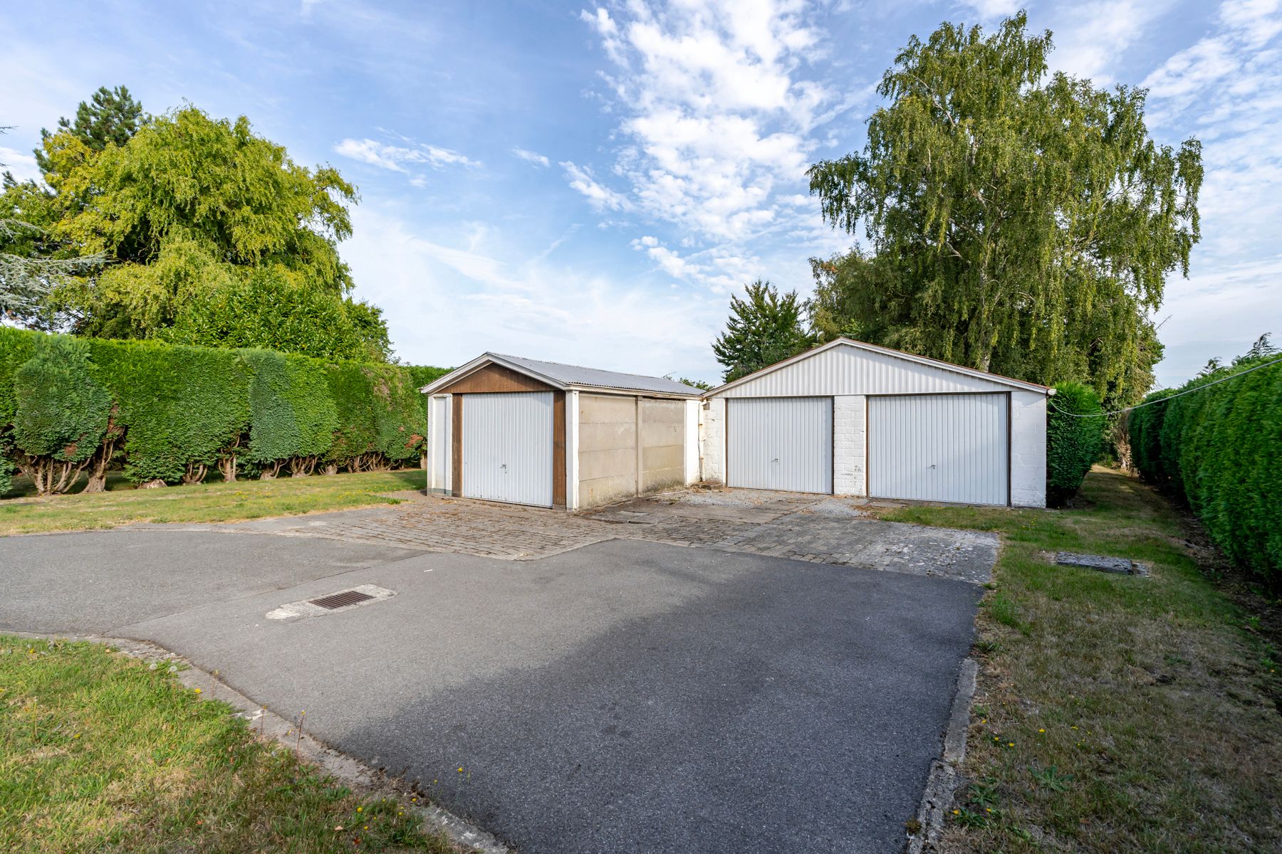 Ruime woning met meerdere bijgebouwen foto 22
