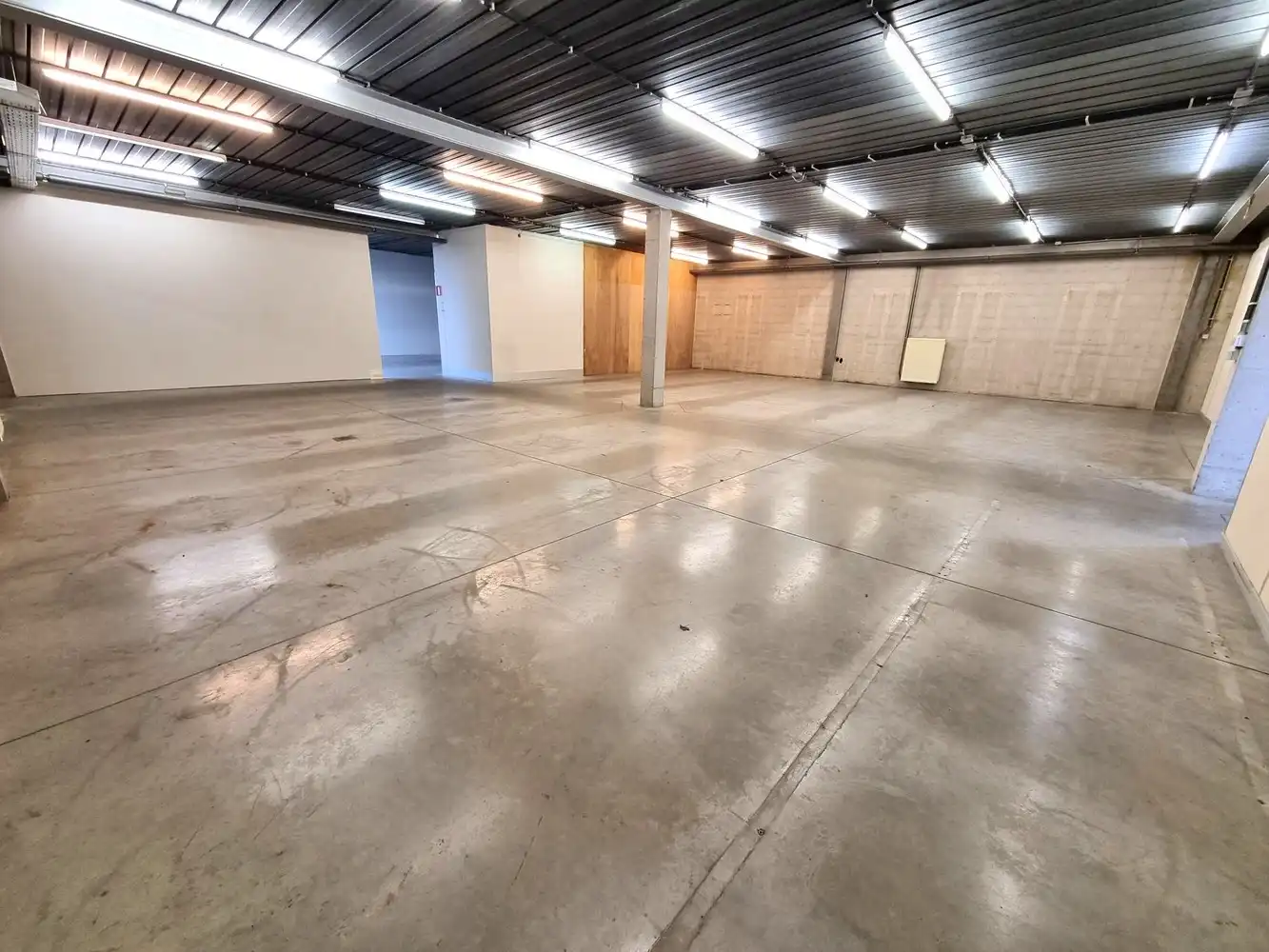 Kantoorgebouw met magazijnruimte, bruto vloeropp 1770 m² op een perceel gelegen van 49a85ca. foto 6