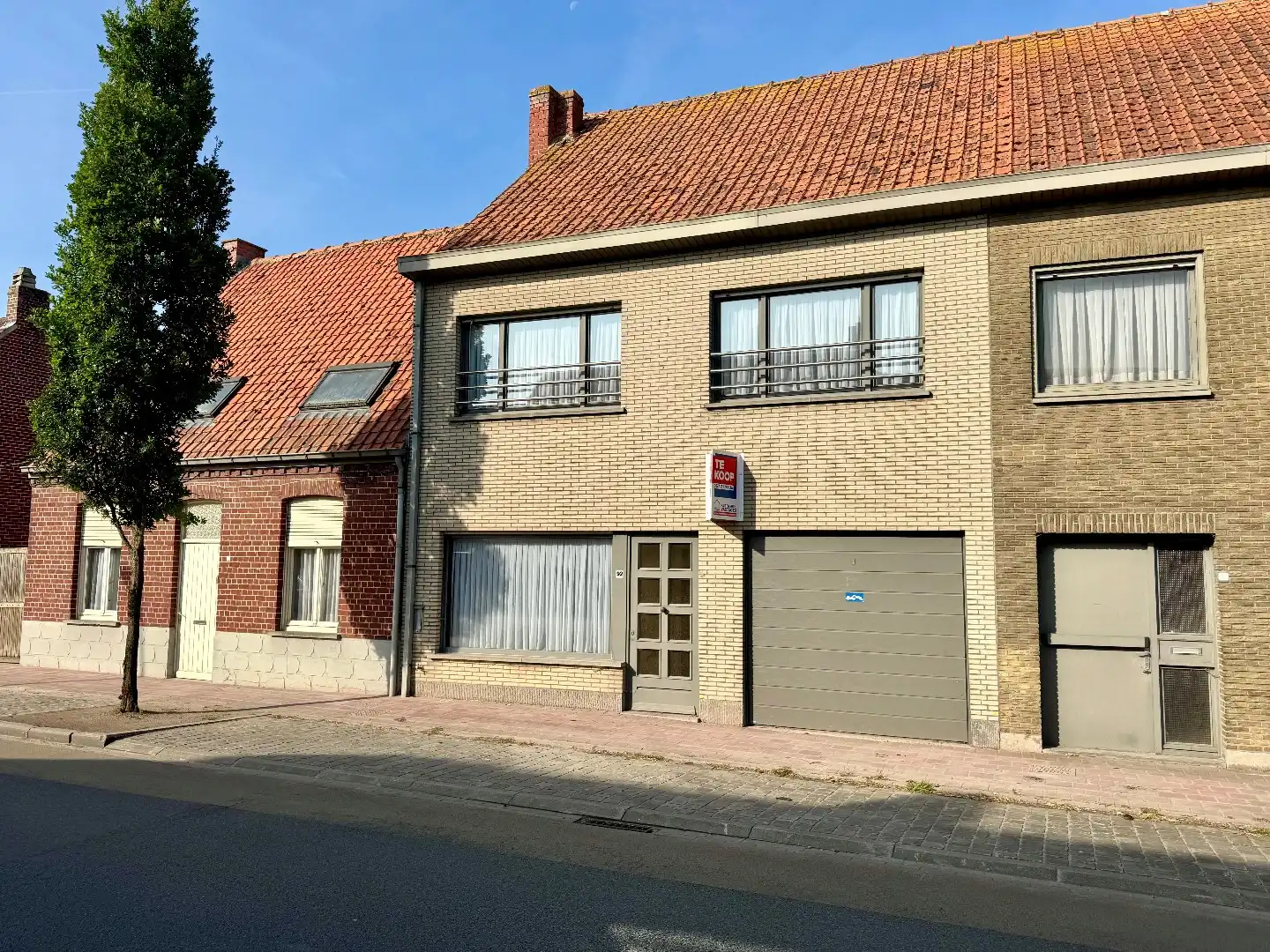 TE RENOVEREN WONING MET 3 SLPKS, GARAGE EN TERRAS foto 2