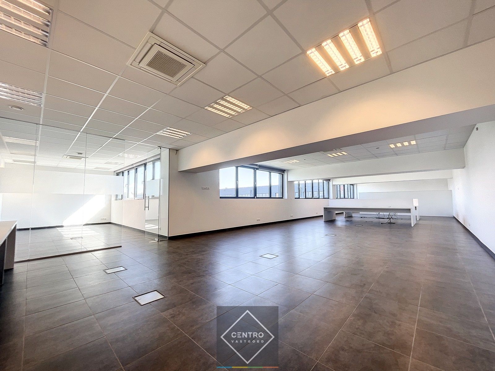 Instapklaar BEDRIJFSGEBOUW bestaande uit MAGAZIJNEN (2.685m²) met 2 LAADKADEN en instapklare KANTOREN (600m²) op industriezone "Herdersbrug" te Brugge foto 9